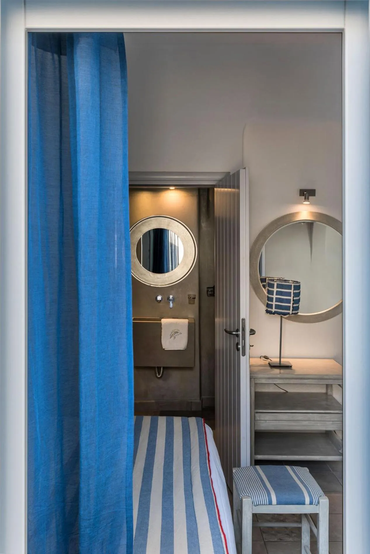 Bathroom, Bed in Blue Dolphins Apartments