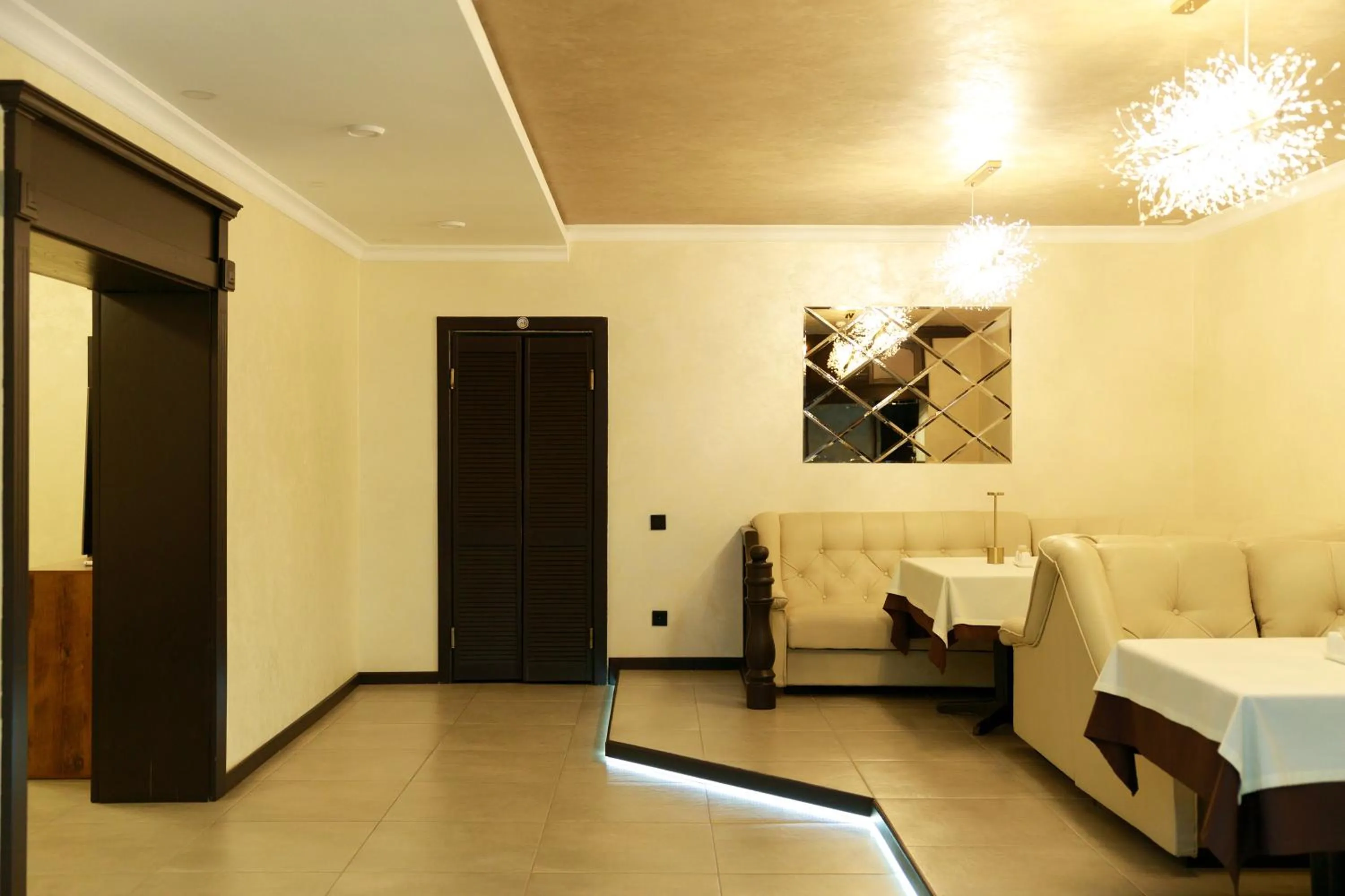 Restaurant/places to eat, Bed in Eduard Hotel