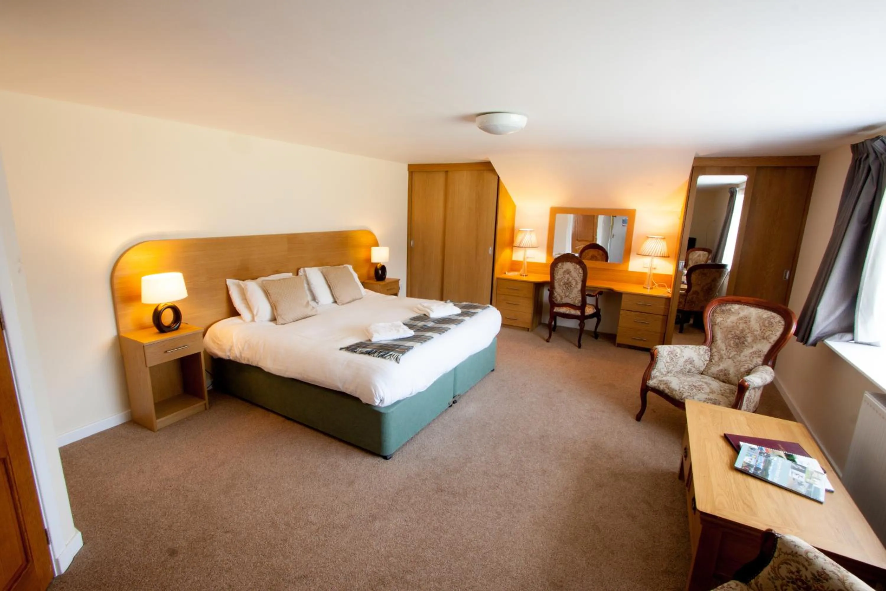 Bedroom, Bed in Duke Of Gordon Hotel