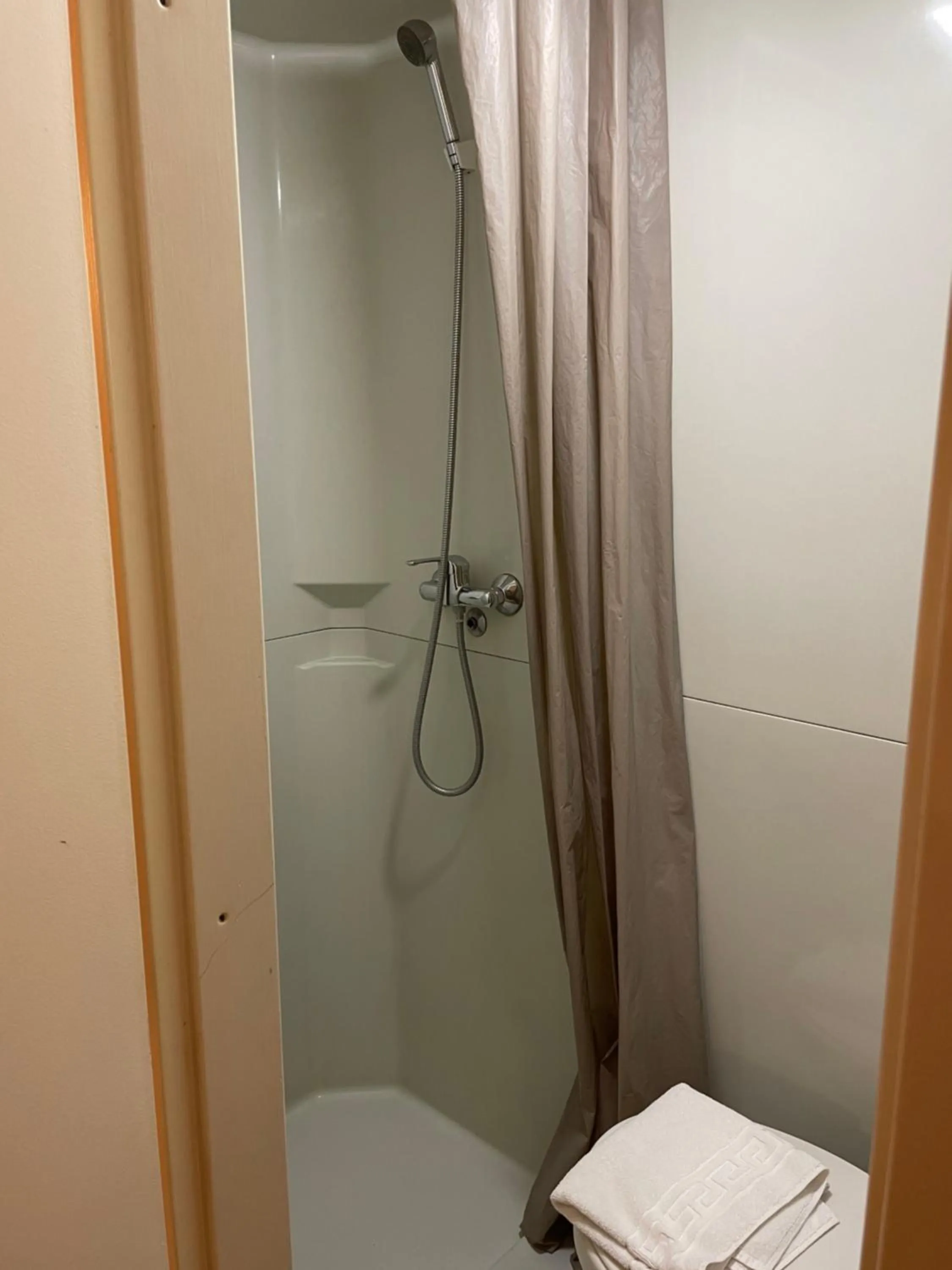 Shower in Hotel HECO Lyon sud Vienne