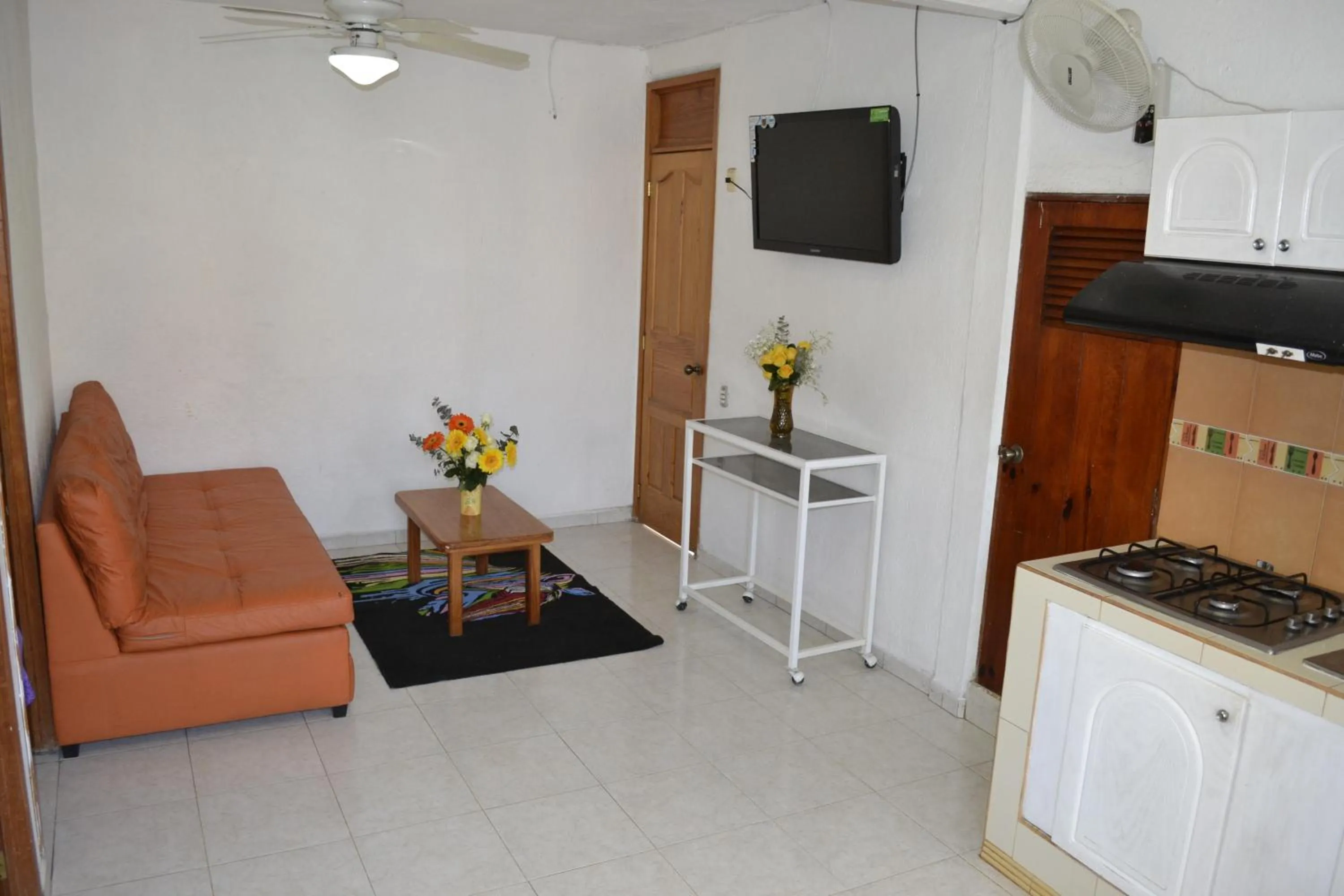 Communal lounge/ TV room in Hotel Victoria