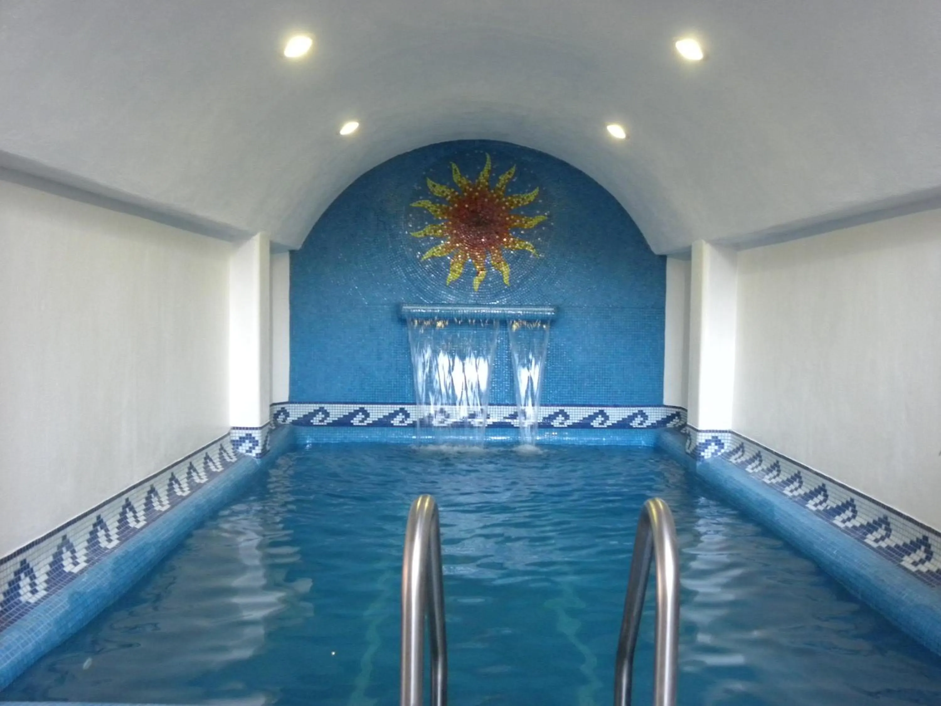 Swimming pool in Hotel Victoria