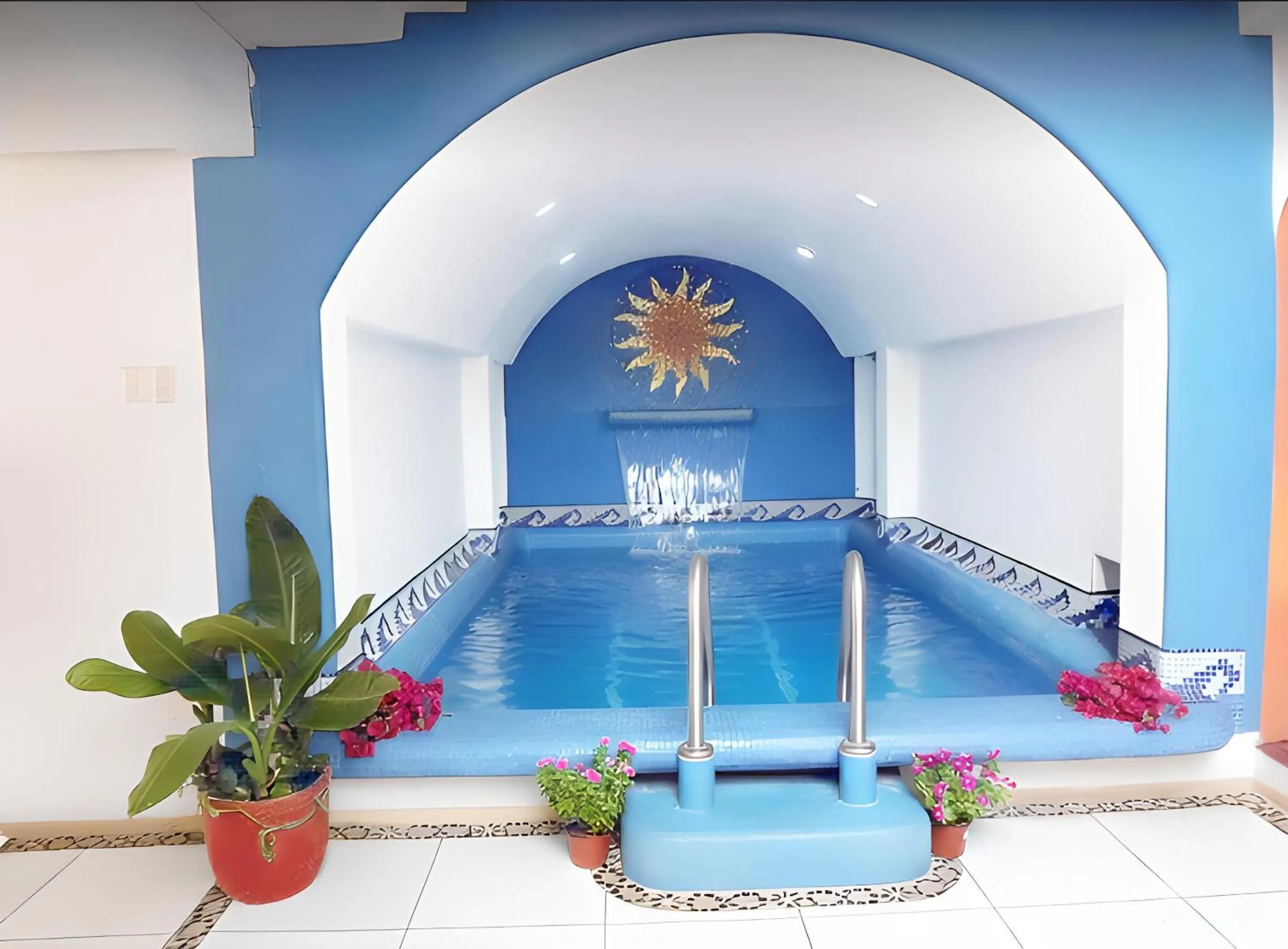 Swimming pool in Hotel Victoria