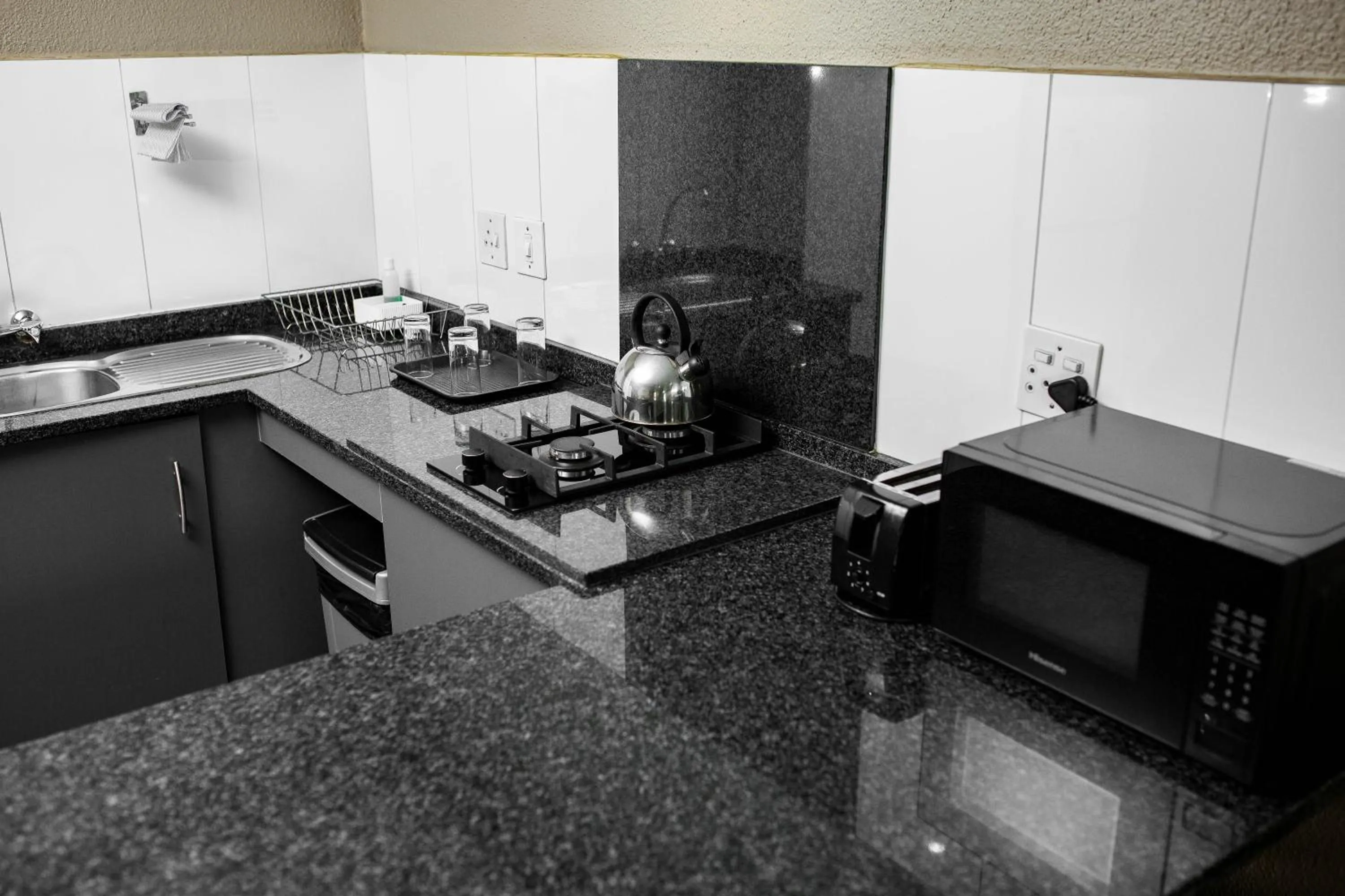 Kitchen or kitchenette in Vetho 2 Apartments OR Tambo Airport