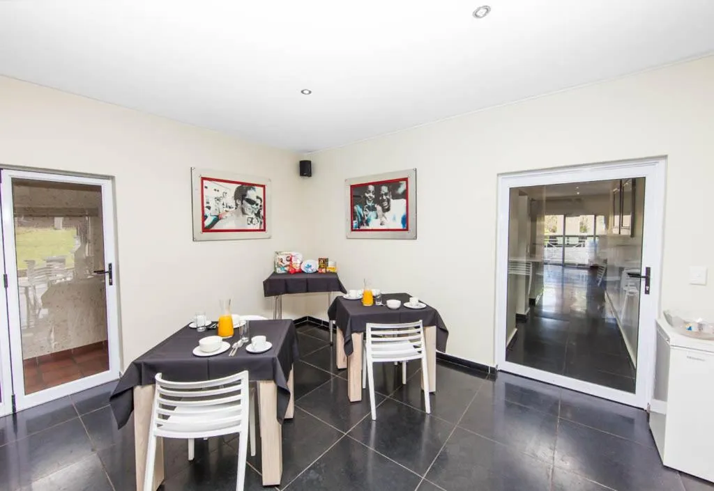 English/Irish breakfast in Vetho 2 Apartments OR Tambo Airport