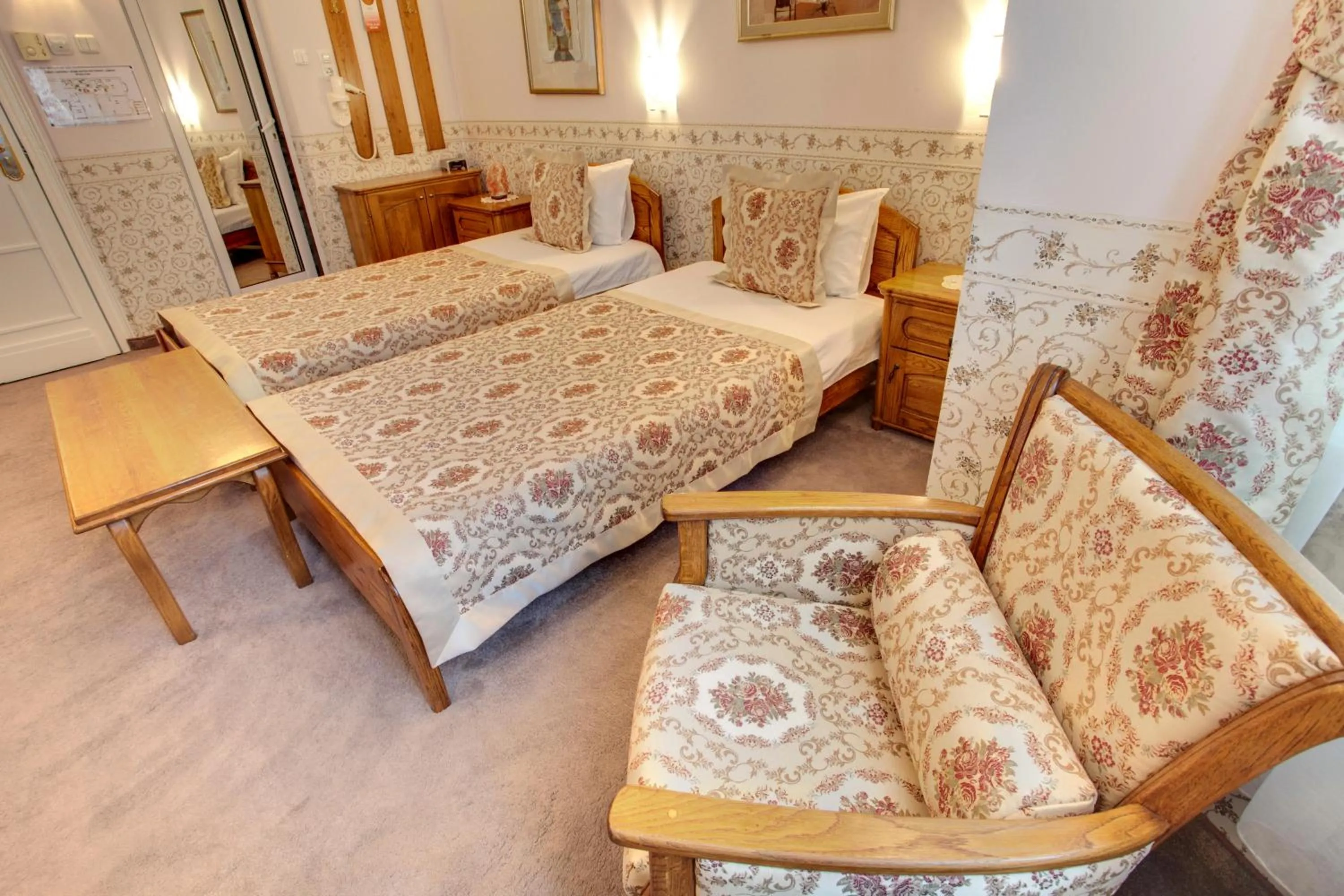 Photo of the whole room, Bed in Hotel Odeon