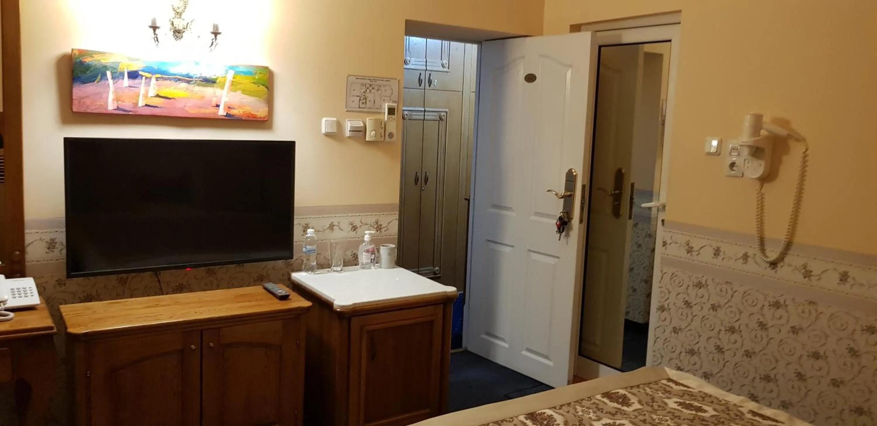 Photo of the whole room, Bed in Hotel Odeon