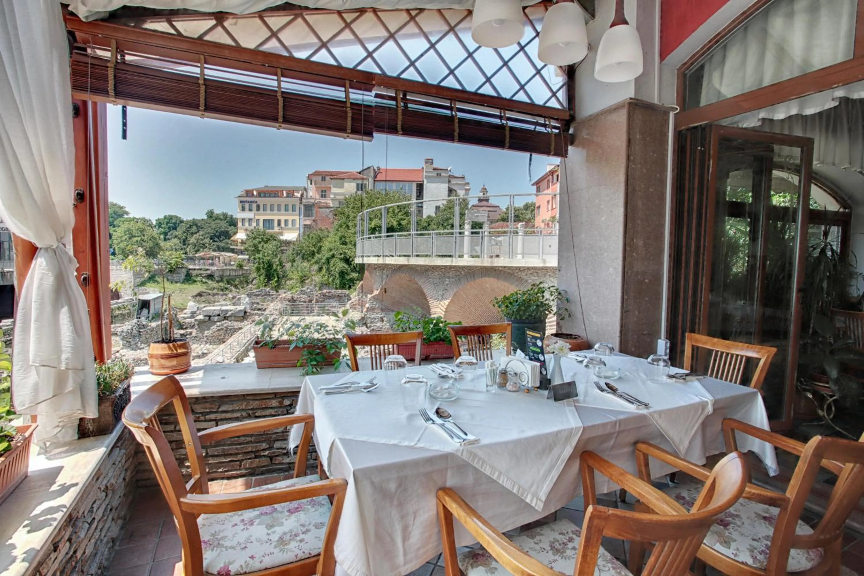 Restaurant/places to eat in Hotel Odeon