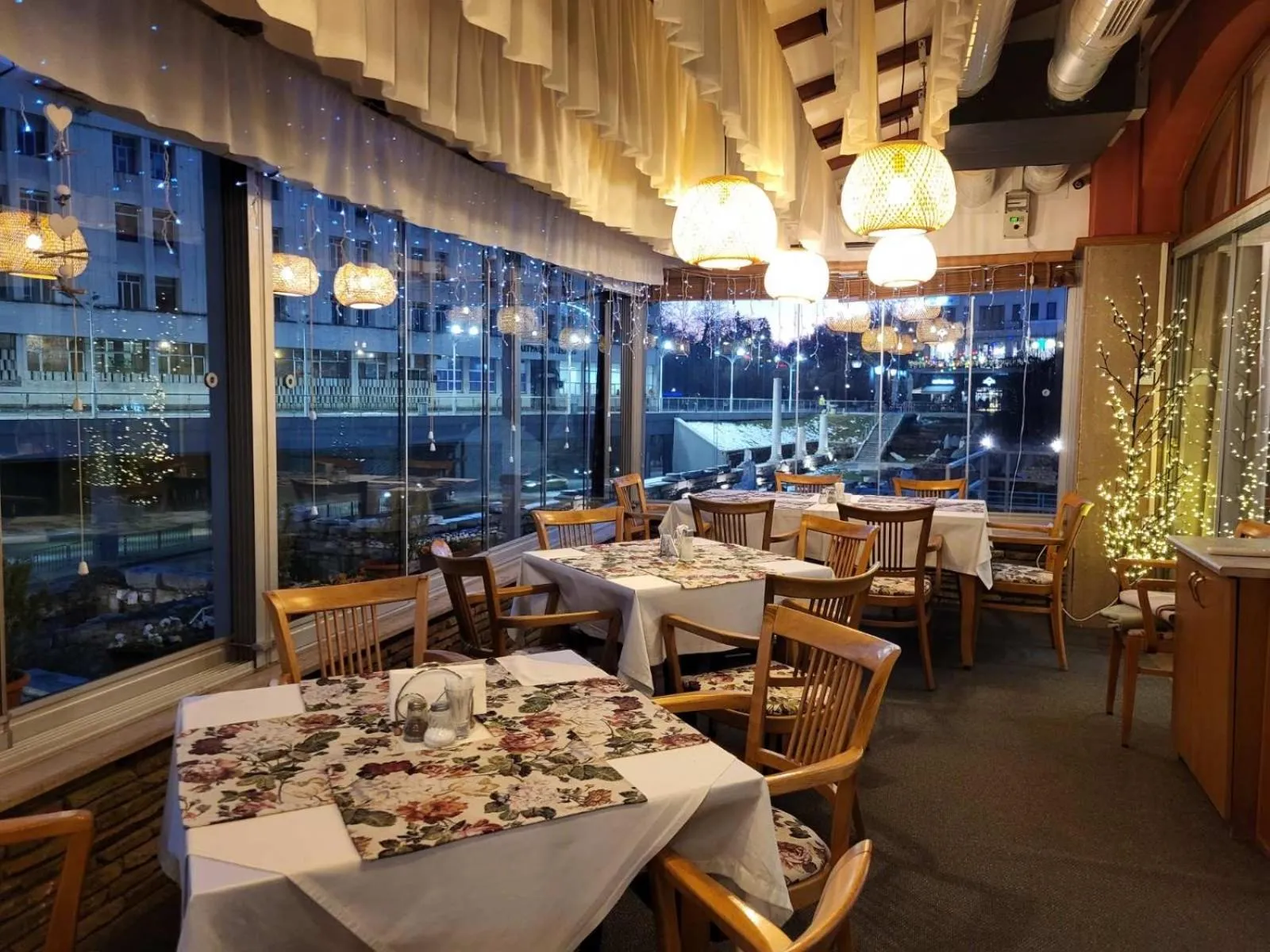 Restaurant/places to eat in Hotel Odeon