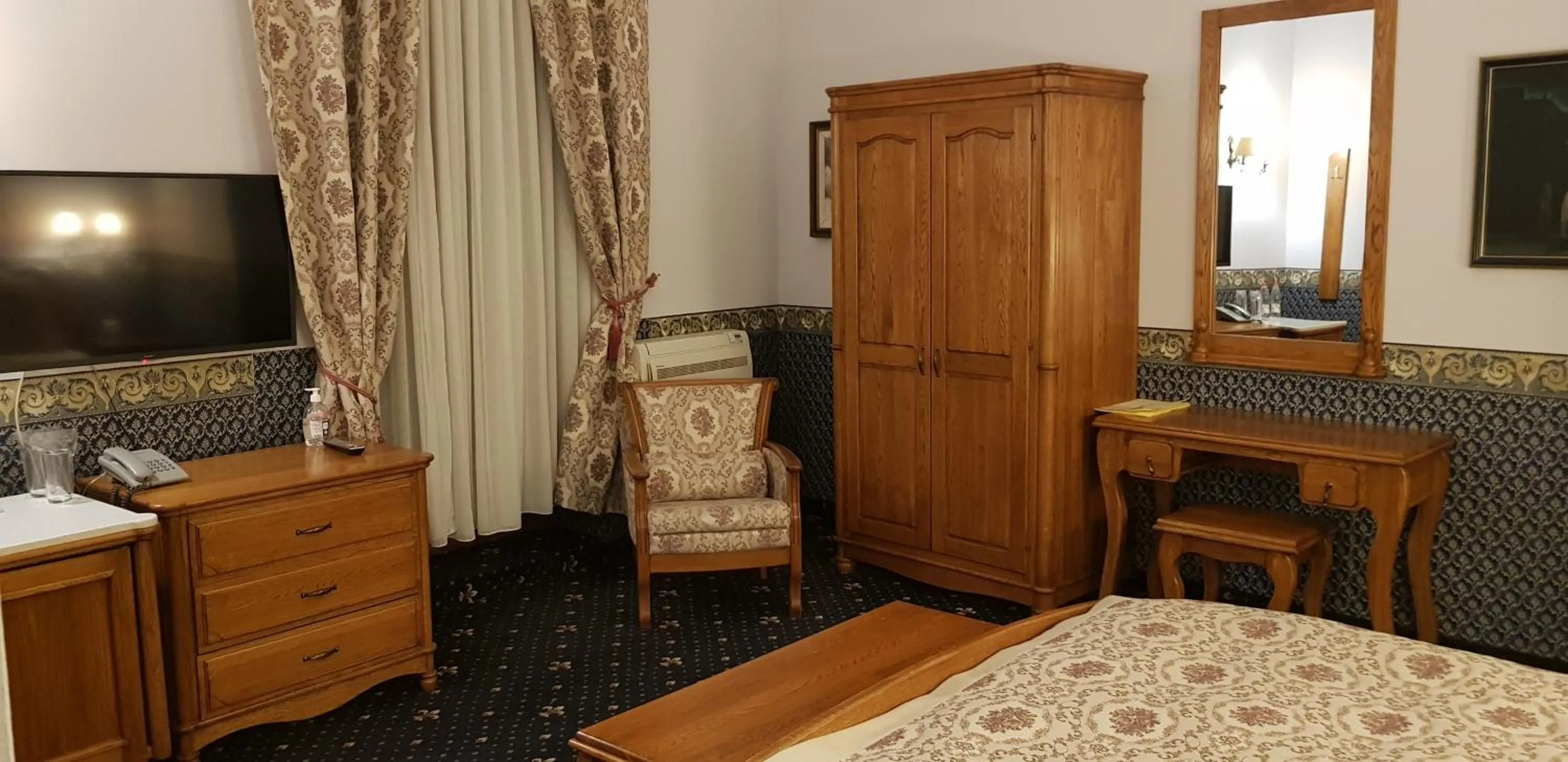 hair dresser, Bed in Hotel Odeon