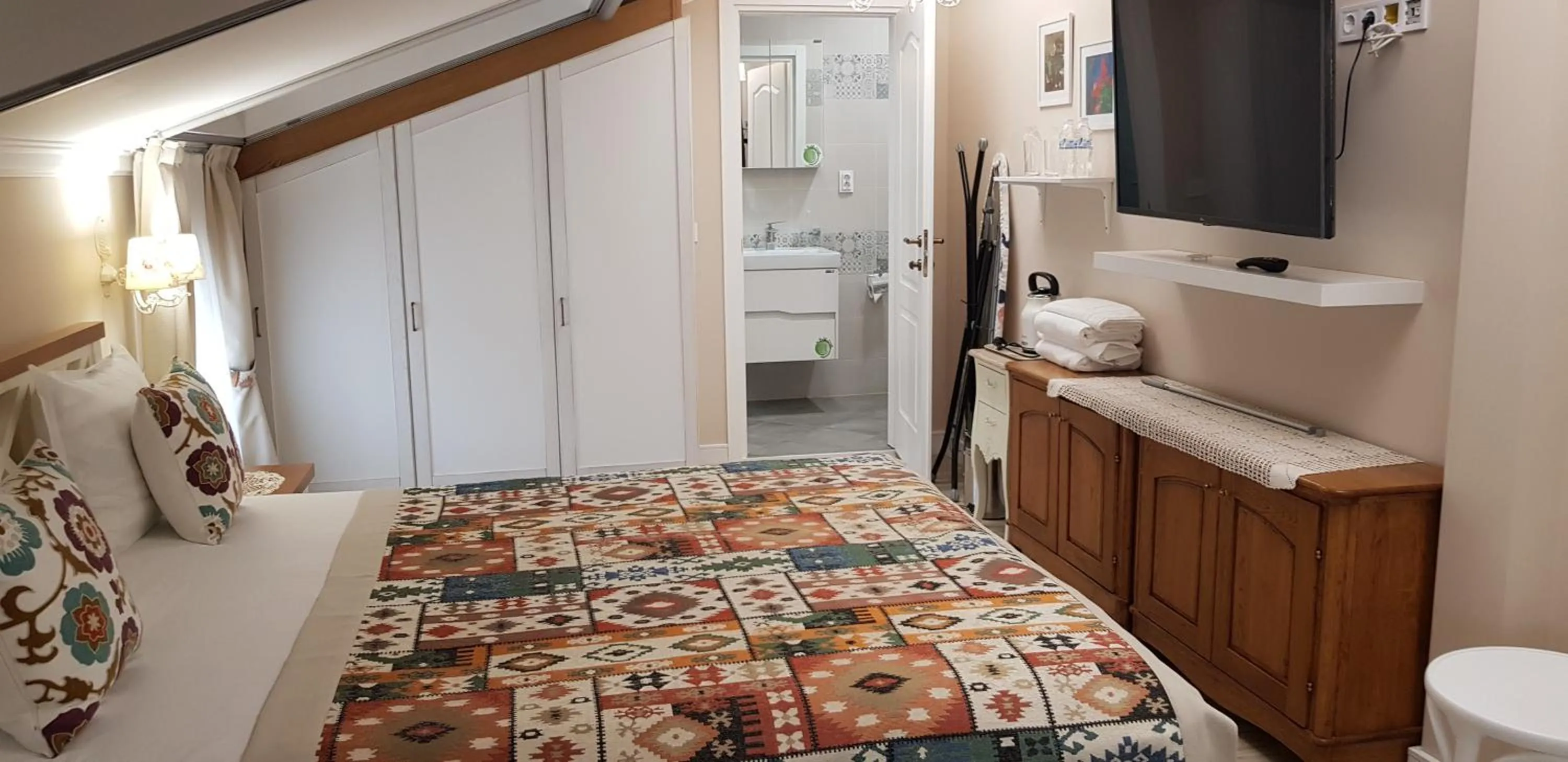 Photo of the whole room, Bed in Hotel Odeon