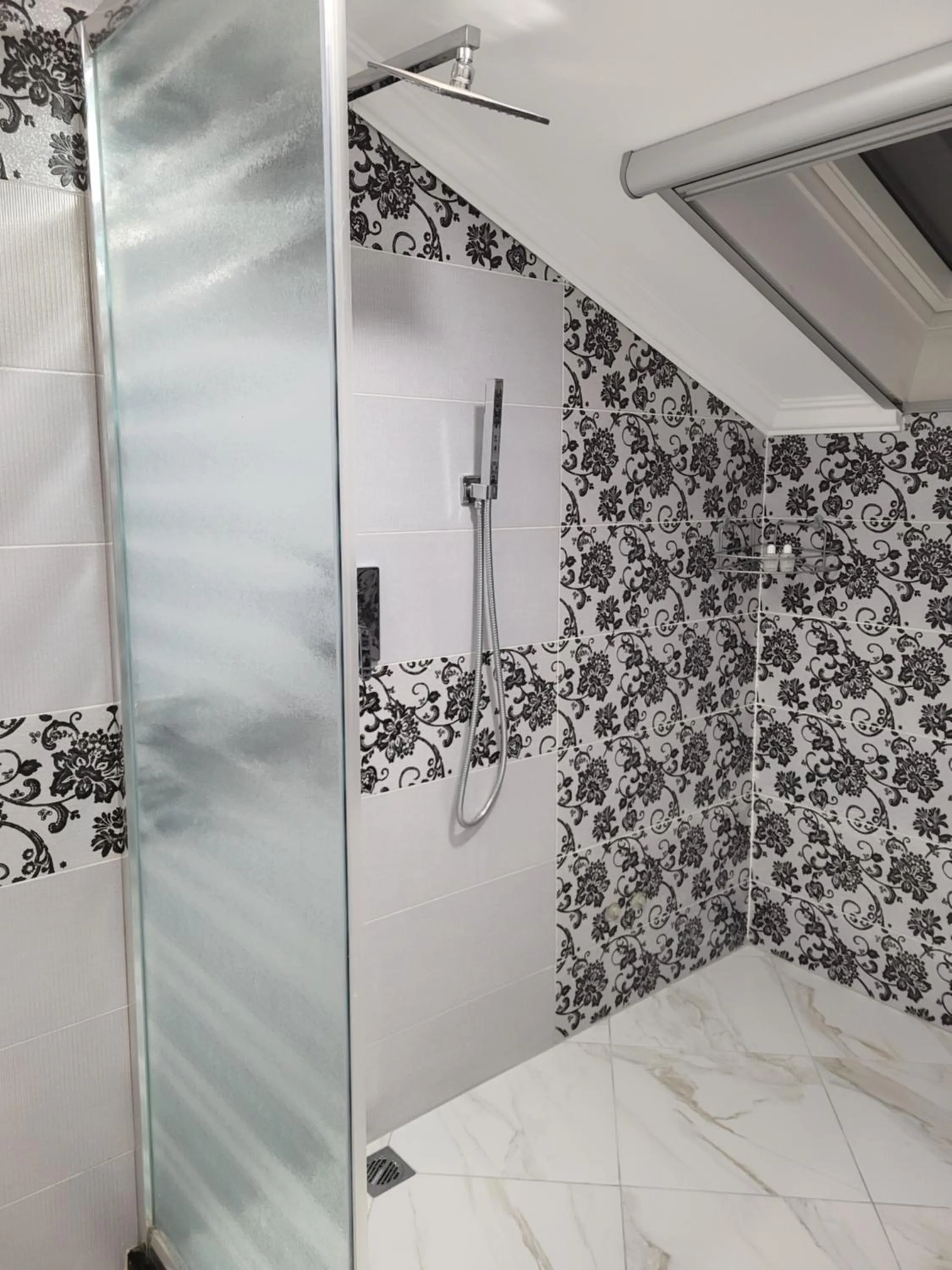 Shower in Hotel Odeon