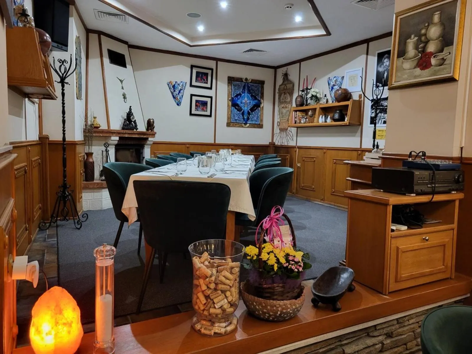 Restaurant/places to eat in Hotel Odeon