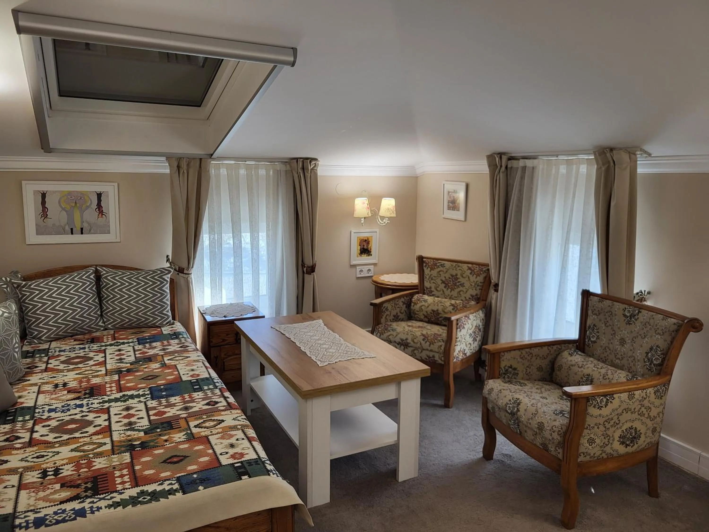 Seating area, Bed in Hotel Odeon