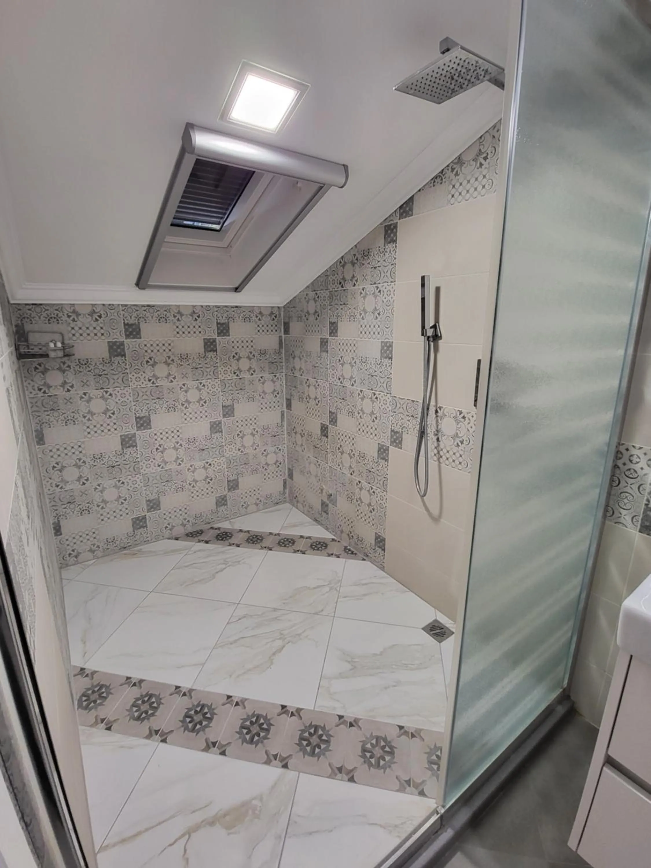 Shower in Hotel Odeon