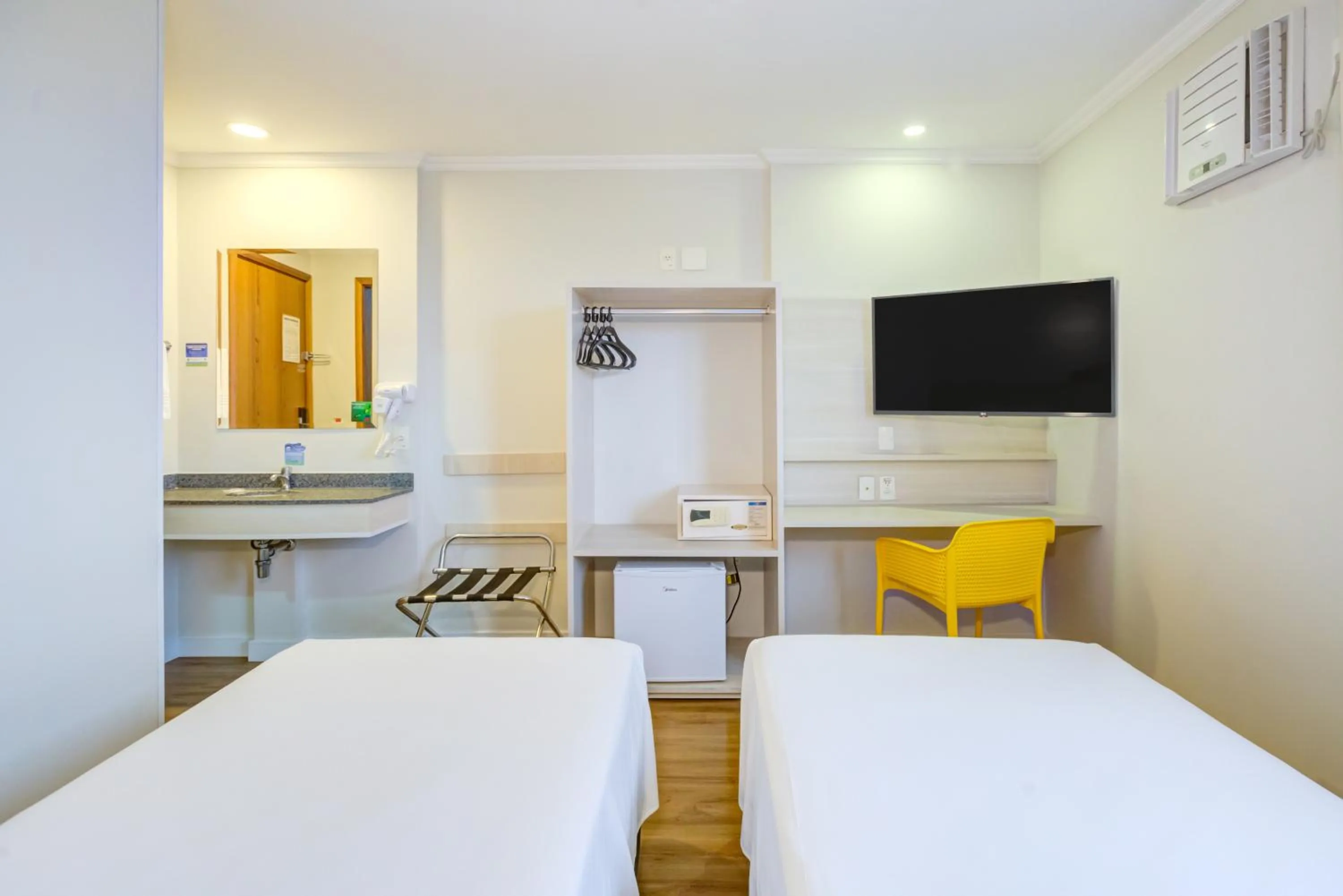 Bedroom, Bed in Transamerica Fit Villa Lobos