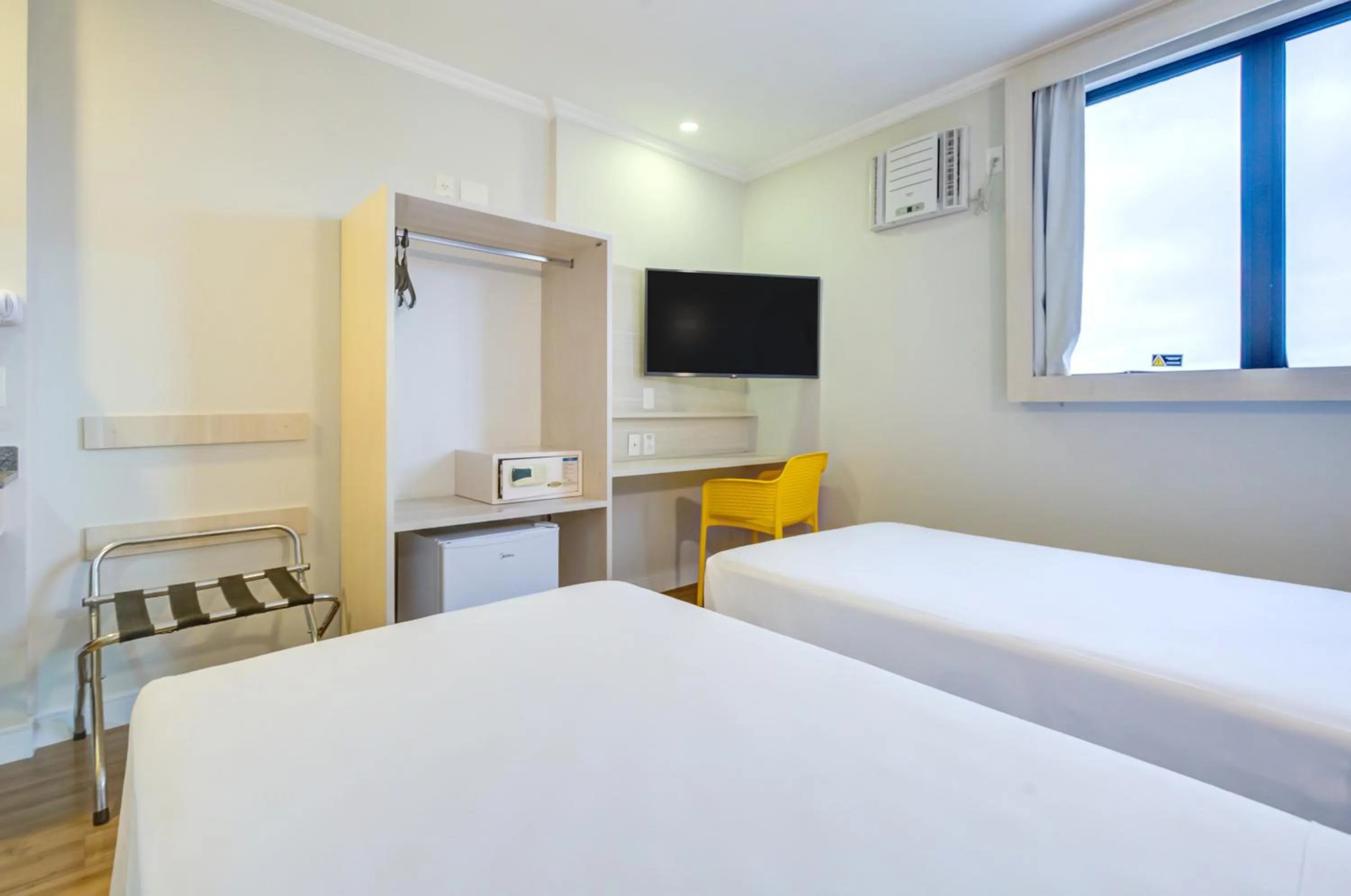 Bedroom, Bed in Transamerica Fit Villa Lobos