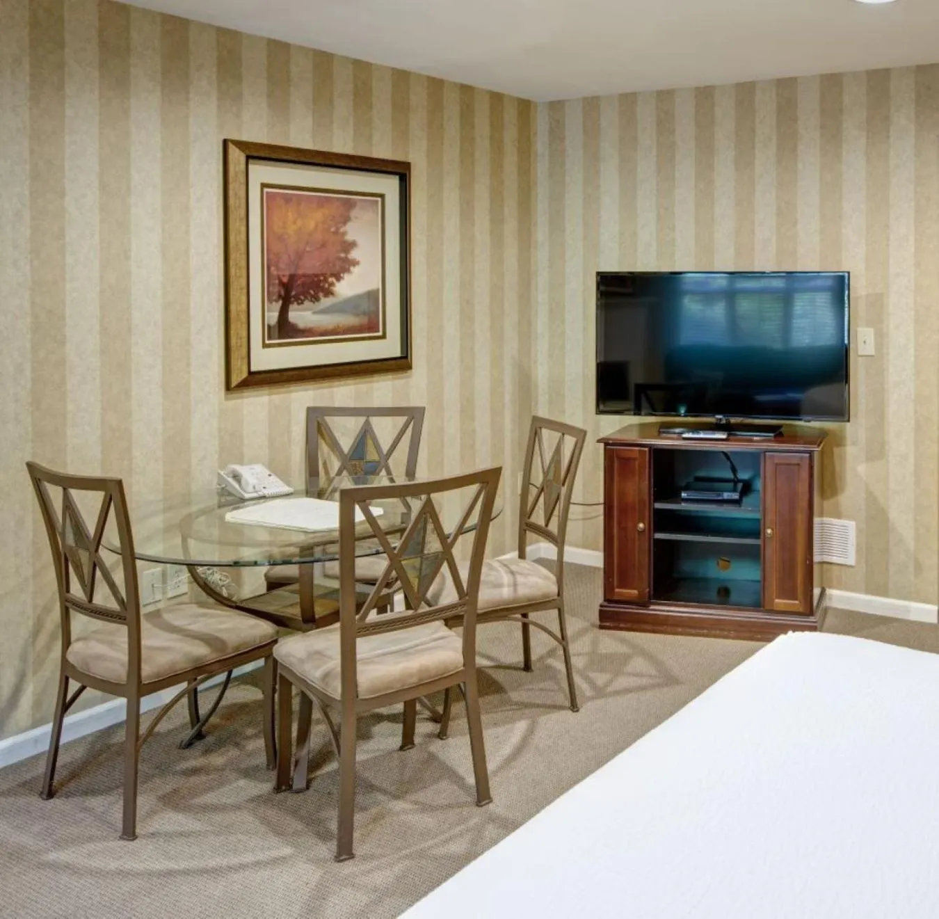 Dining area, Bed in Pocono Mountain Villas by Exploria Resorts