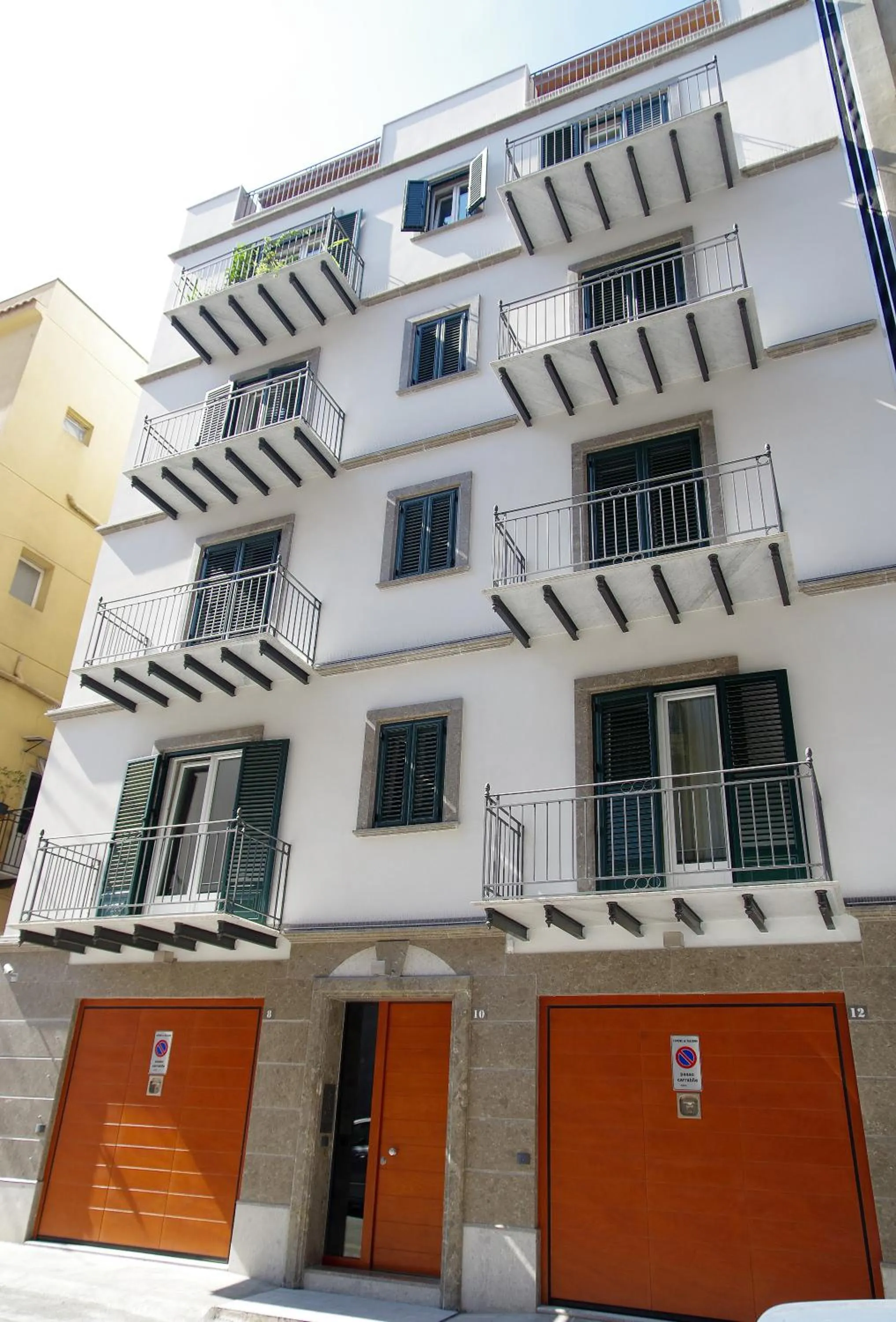 Facade/entrance in BB 10 Serpotta - Palazzo Riolo & Restaurant