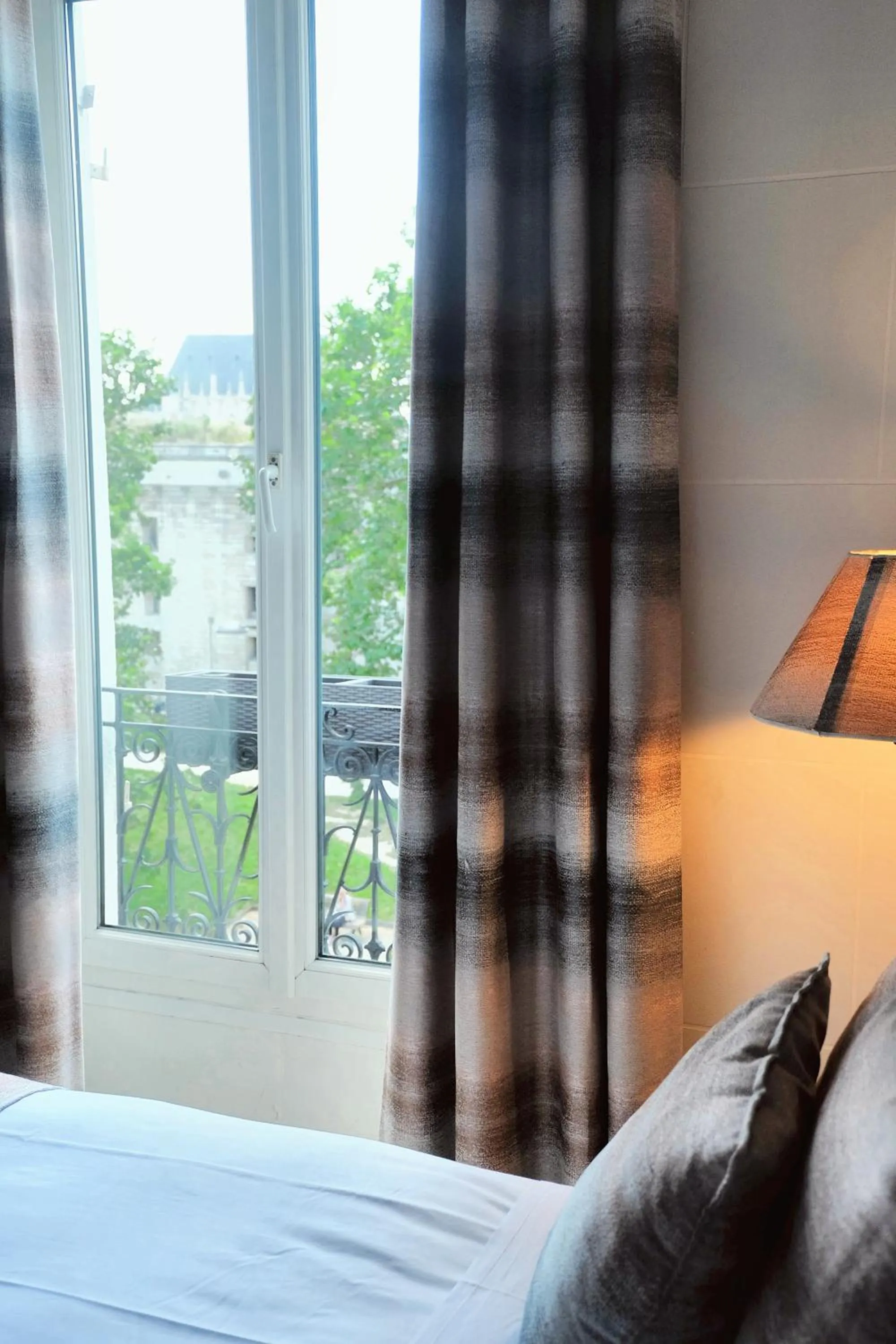 Bed in Hôtel du Château