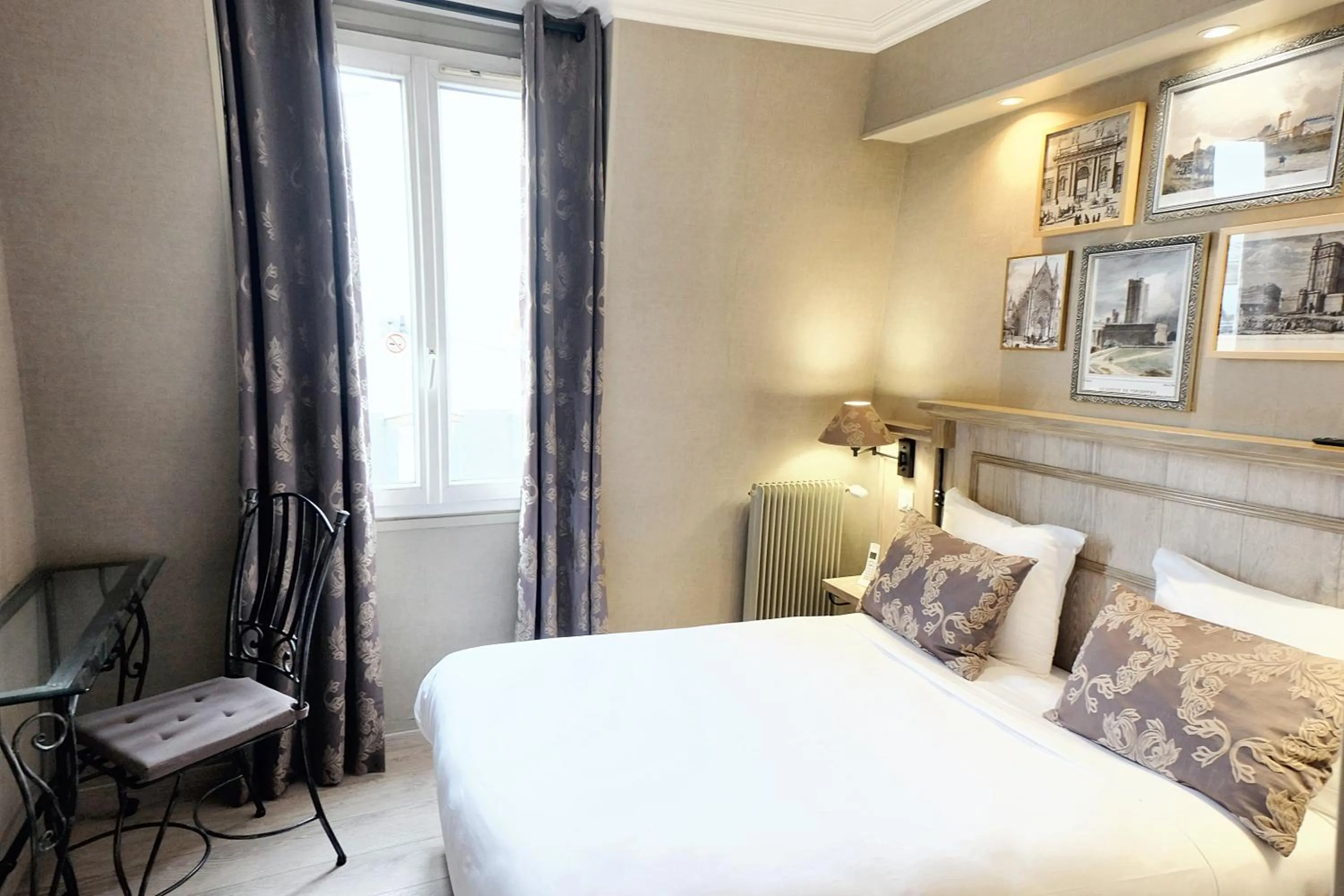 Bed in Hôtel du Château