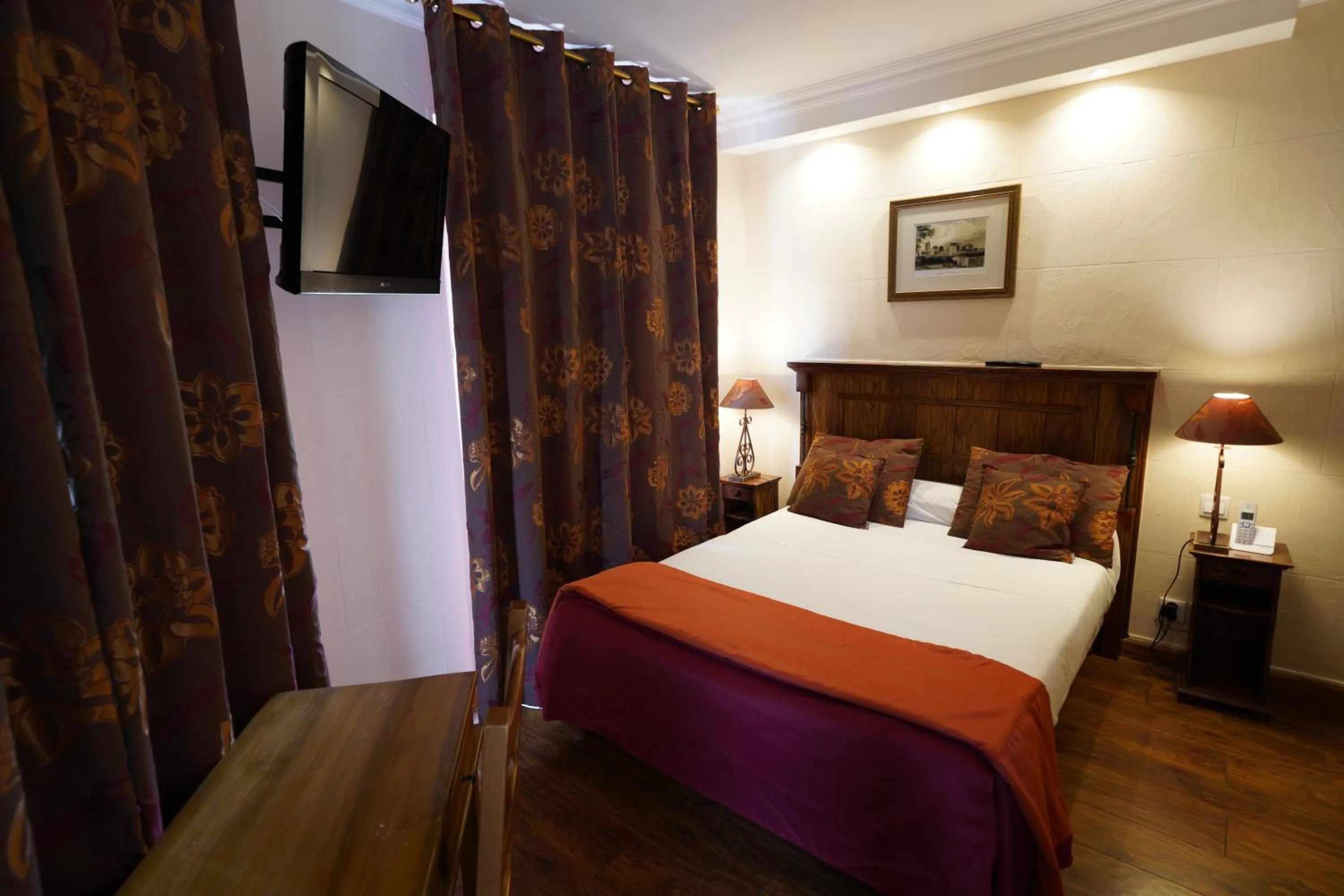 Shower, Bed in Hôtel du Château