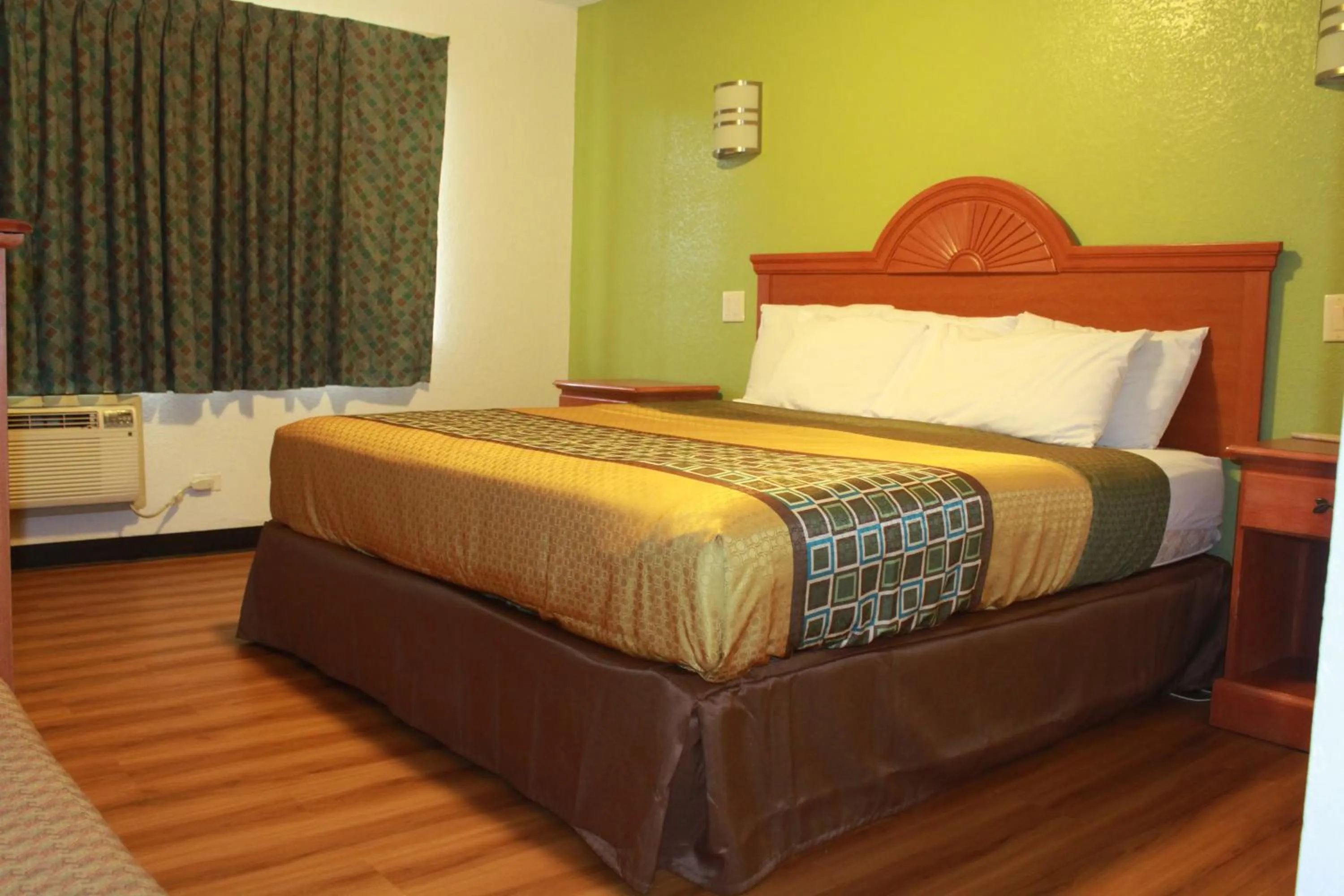 Bedroom, Bed in Royal Inn