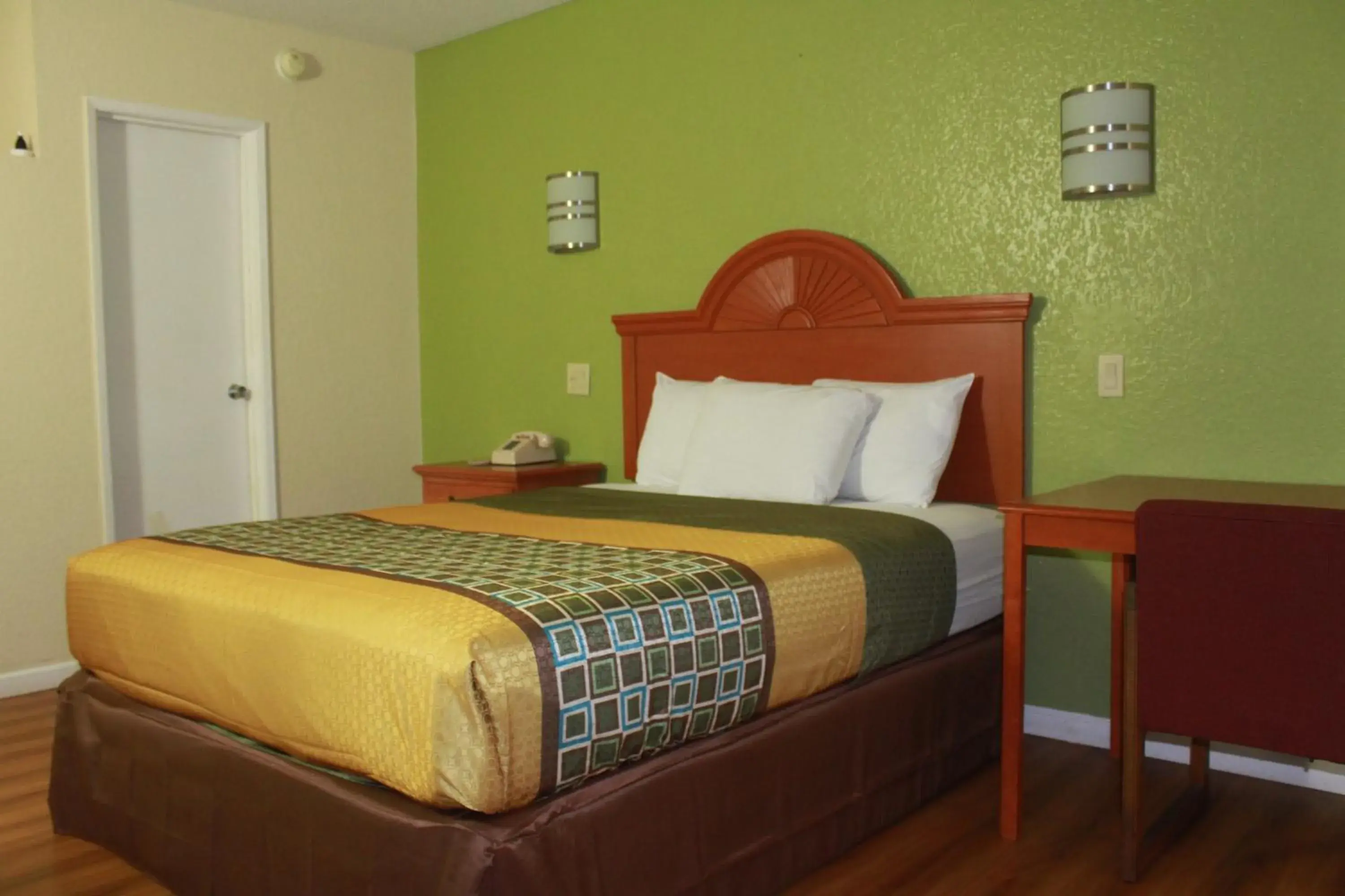 Queen Room - Smoking in Royal Inn Queen Room - Smoking in Royal Inn