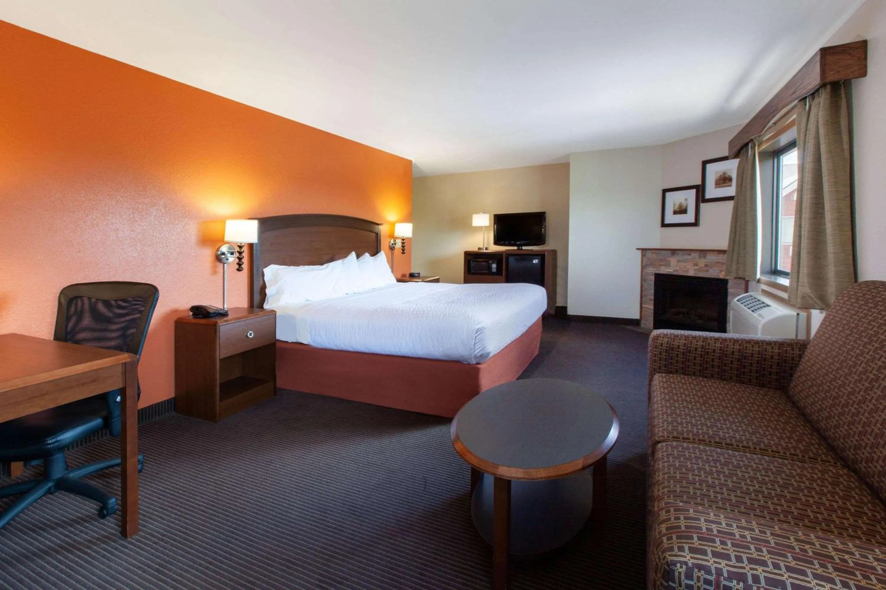 Photo of the whole room, Bed in AmericInn by Wyndham Iron River