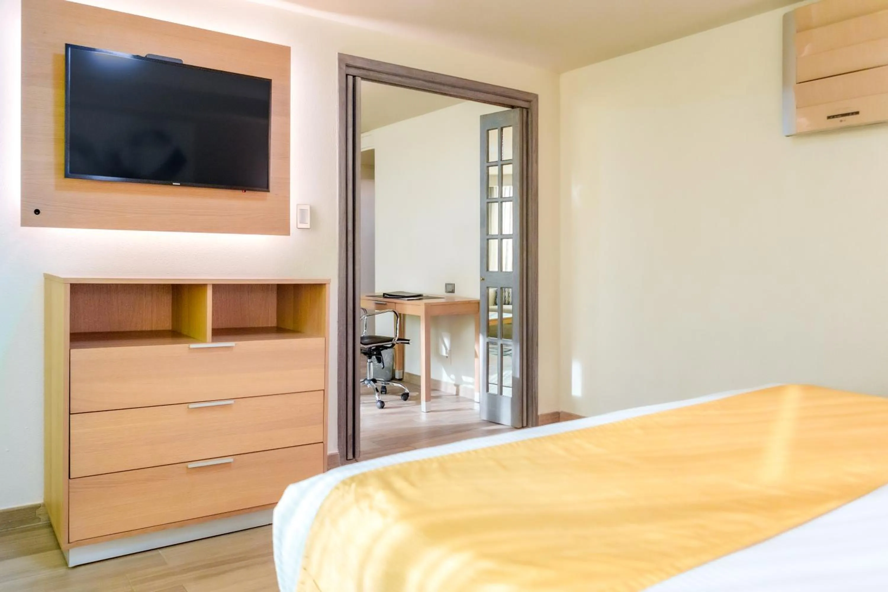 Photo of the whole room, Bed in La Joya Pachuca