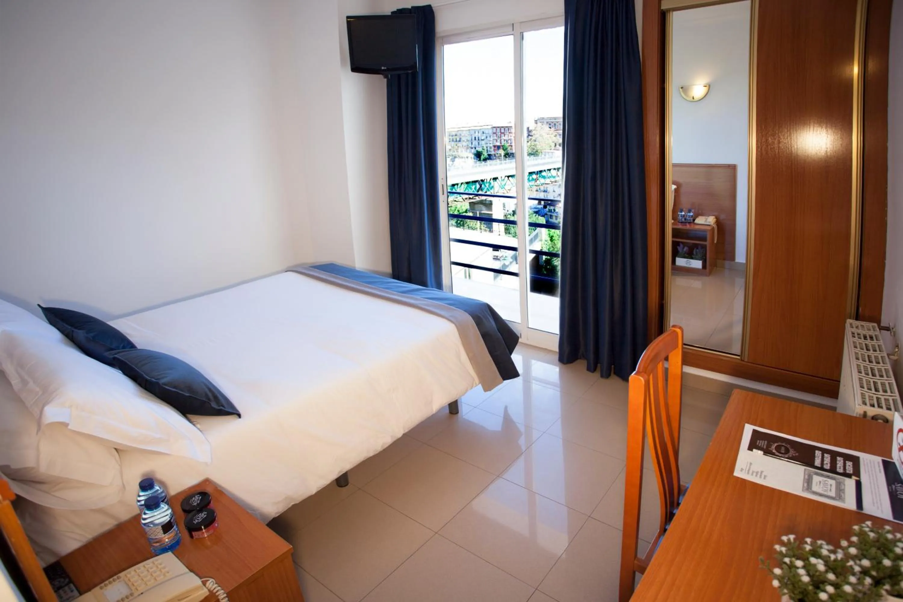 Photo of the whole room, Bed in Savoy