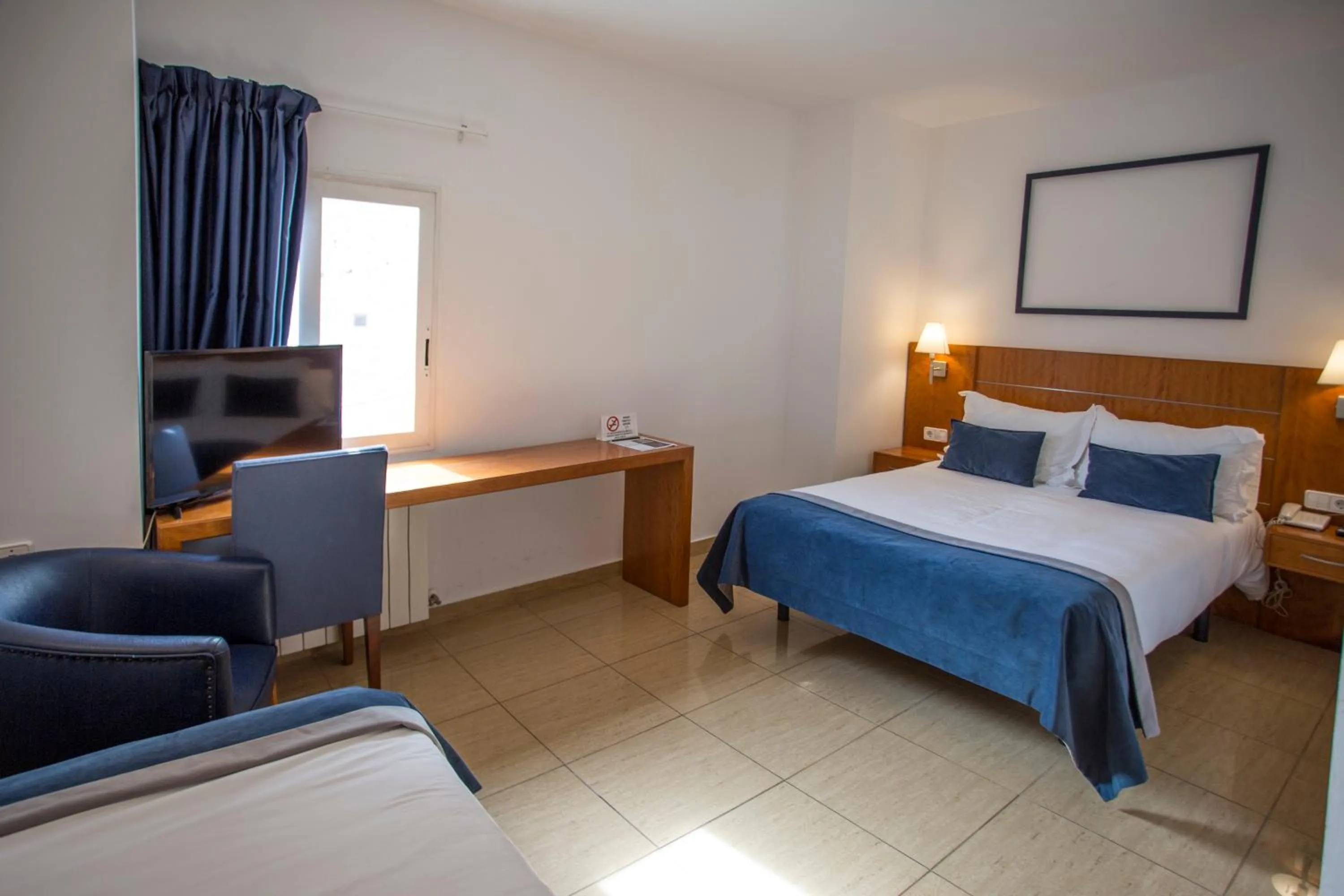 Photo of the whole room, Bed in Savoy