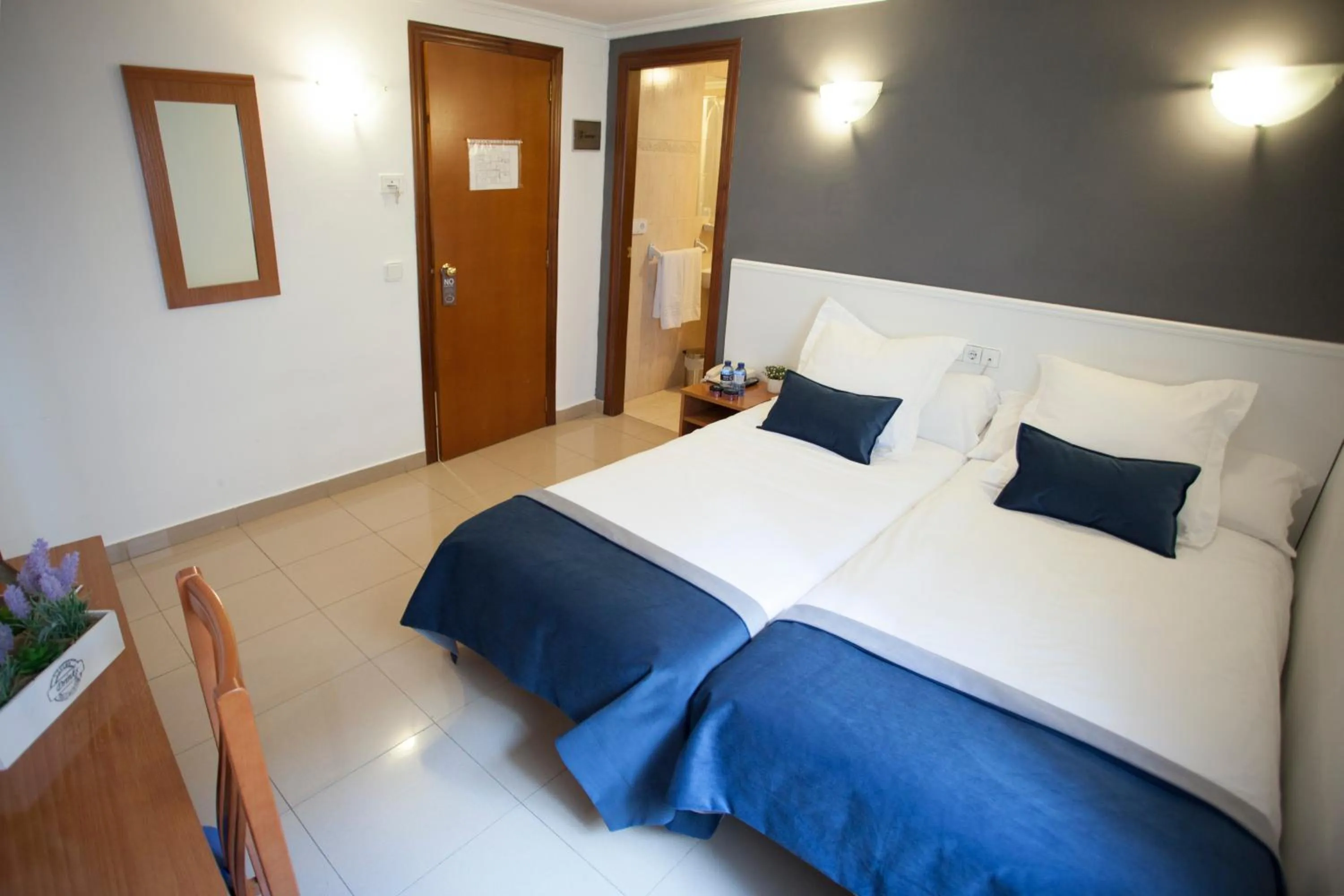 Photo of the whole room, Bed in Savoy