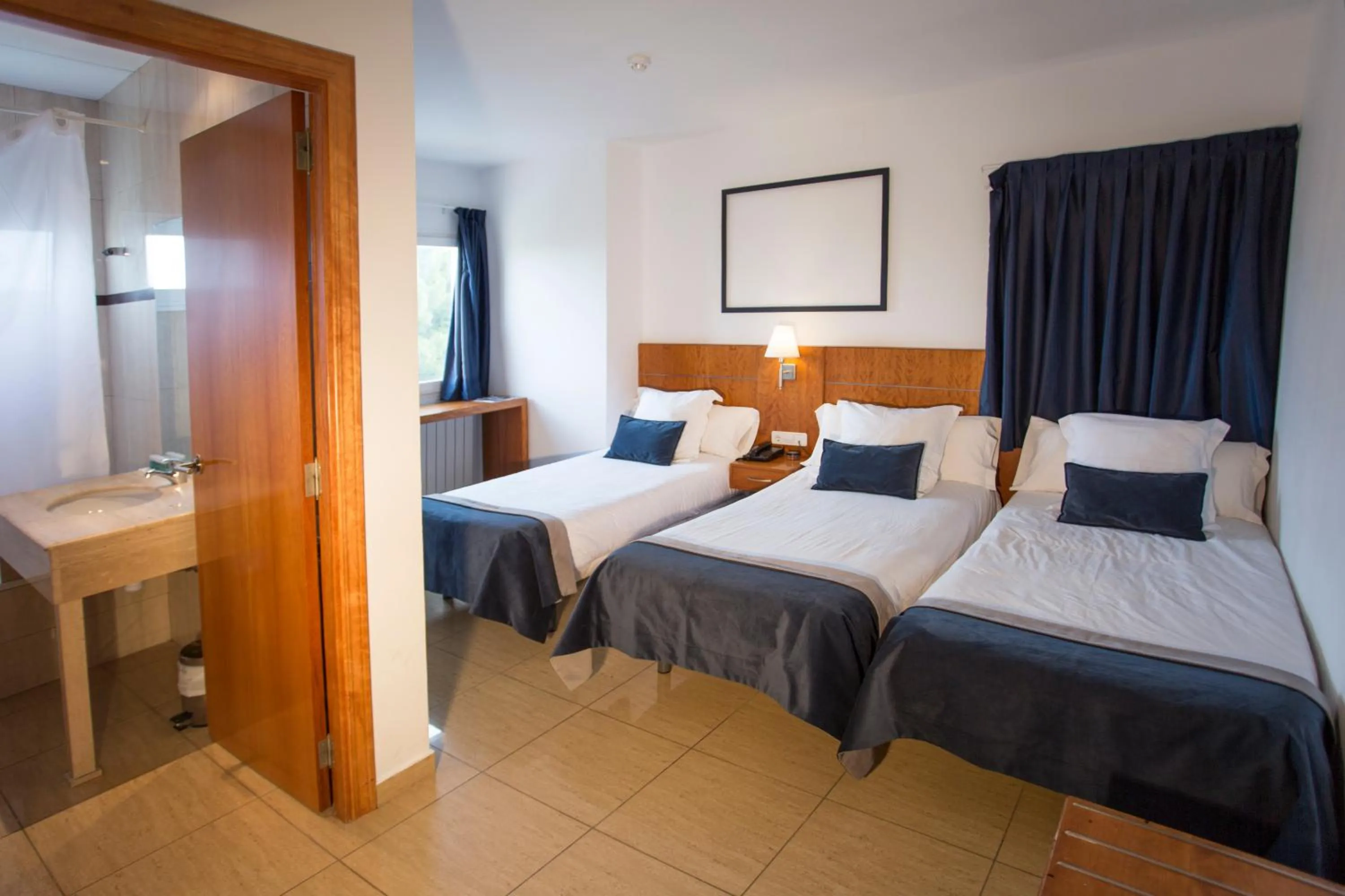 Photo of the whole room, Bed in Savoy