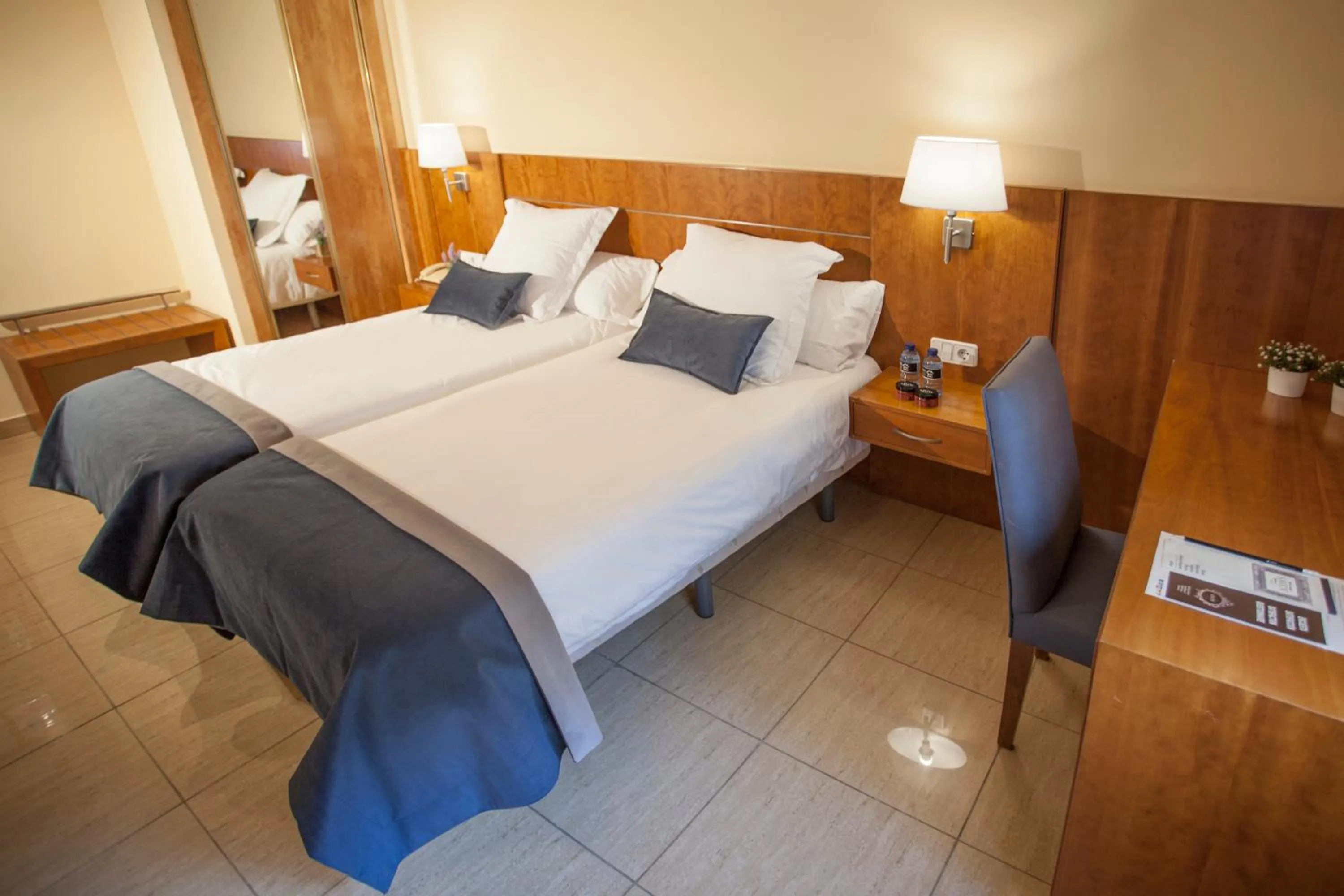 Photo of the whole room, Bed in Savoy