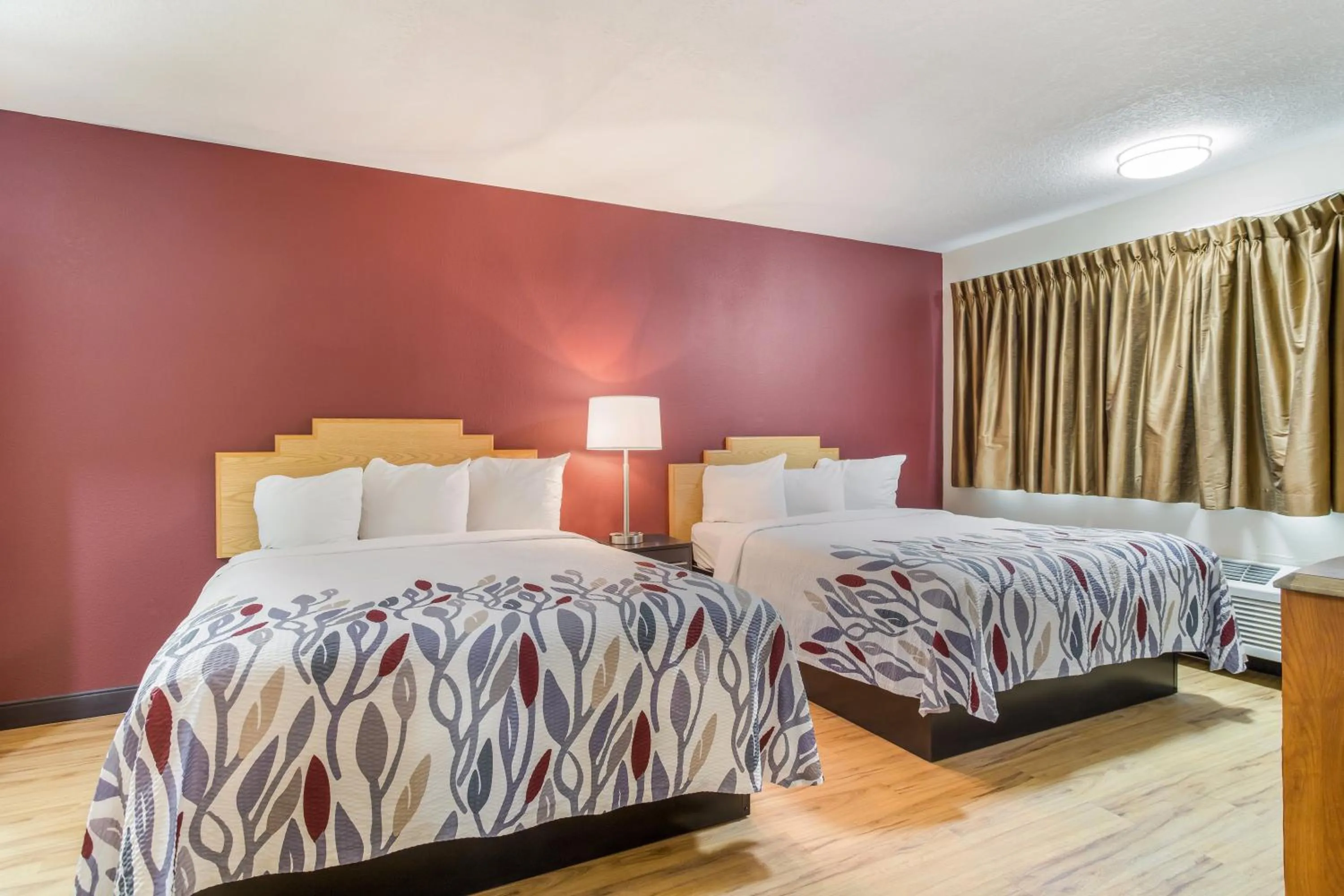 Photo of the whole room, Bed in Red Roof Inn Albuquerque - Midtown