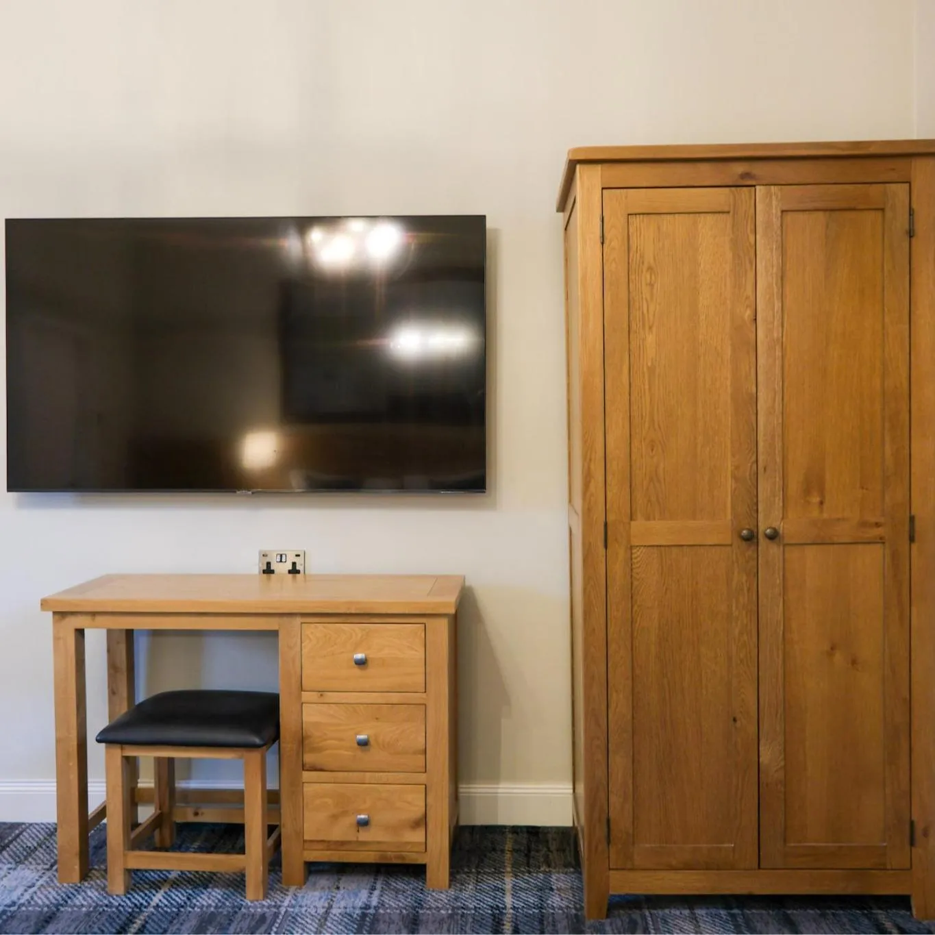 TV and multimedia in Glen Mhor Hotel at Uile-bheist 'Brewstillery'