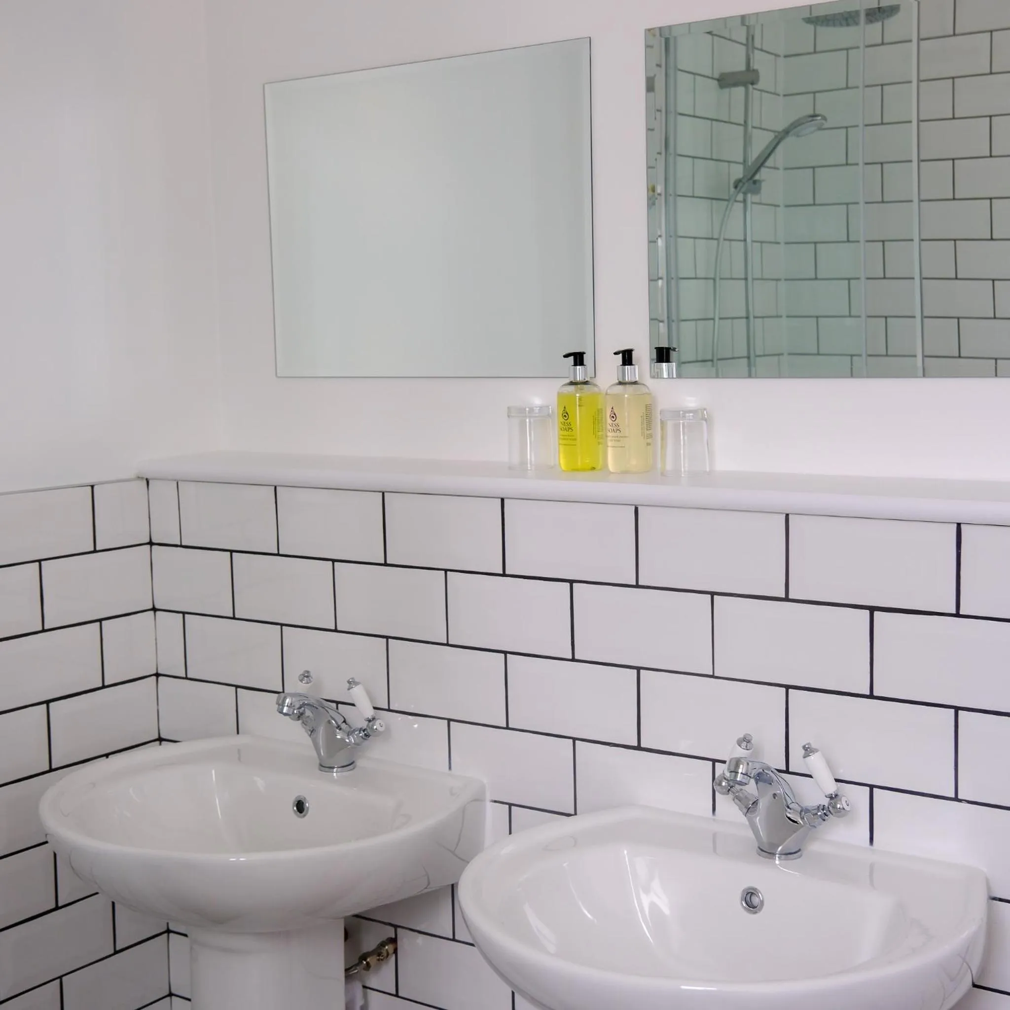 Bathroom in Glen Mhor Hotel at Uile-bheist 'Brewstillery'