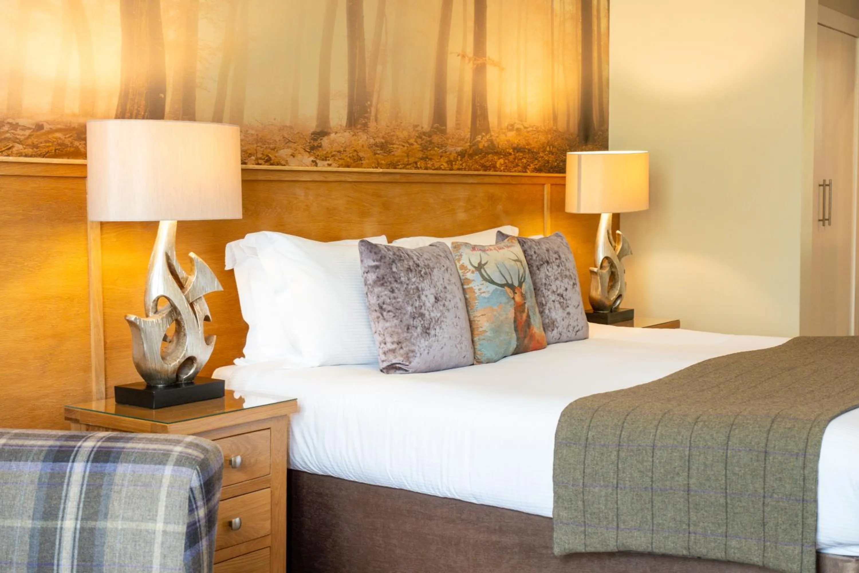 Bed in Glen Mhor Hotel at Uile-bheist 'Brewstillery'