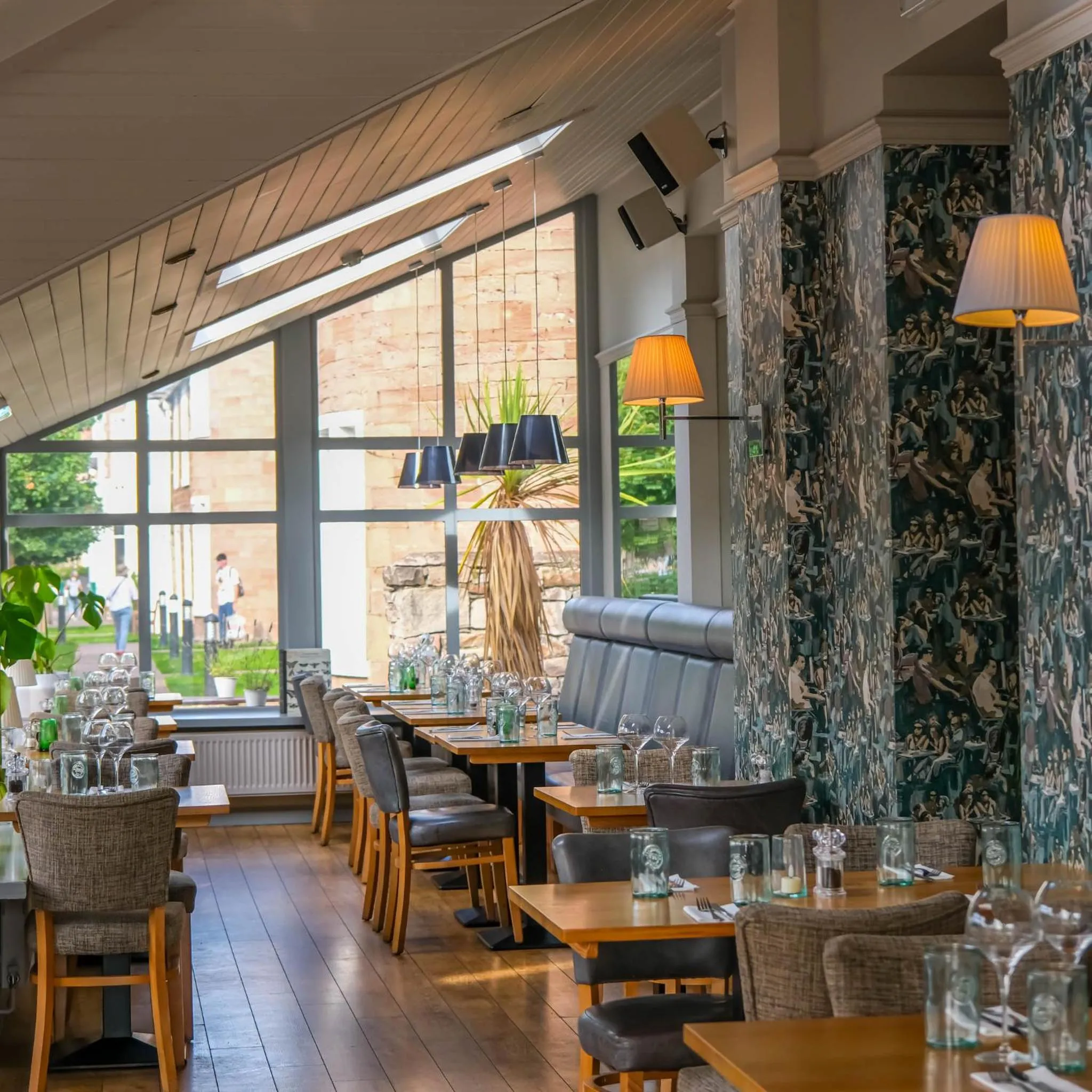 Restaurant/places to eat in Glen Mhor Hotel at Uile-bheist 'Brewstillery'