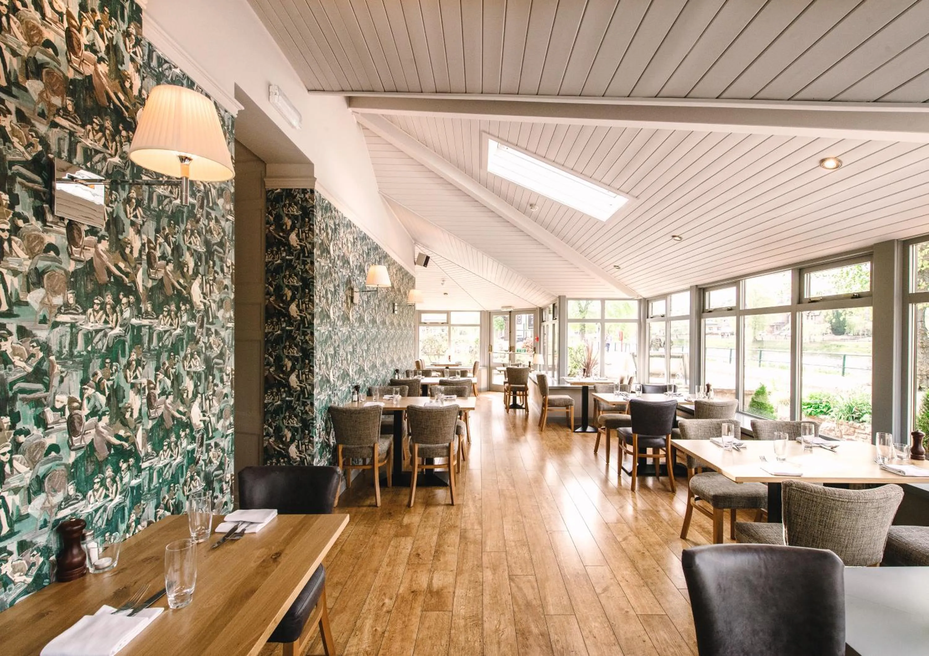 Restaurant/places to eat in Glen Mhor Hotel at Uile-bheist 'Brewstillery'