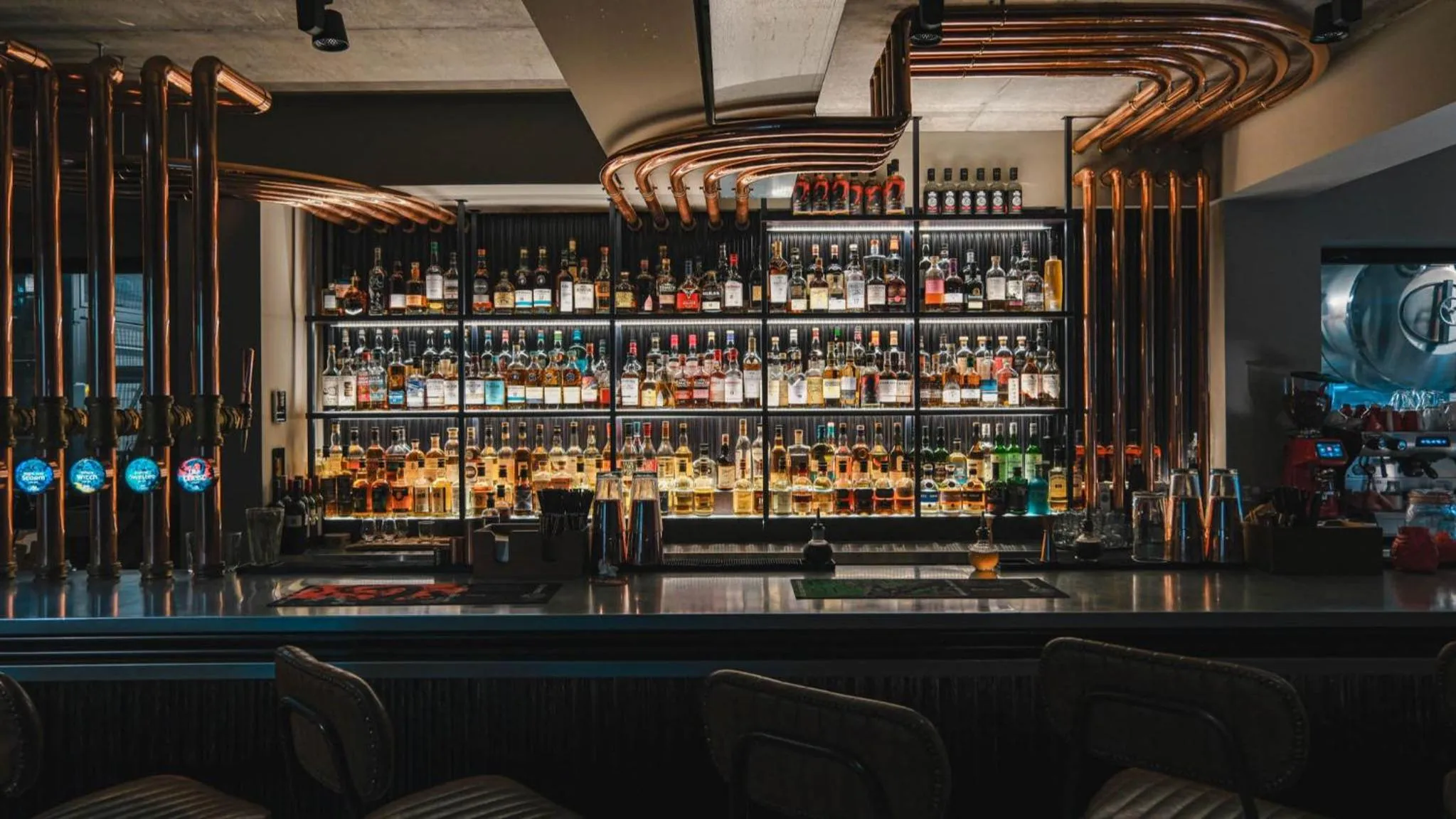 Lounge or bar in Glen Mhor Hotel at Uile-bheist 'Brewstillery'