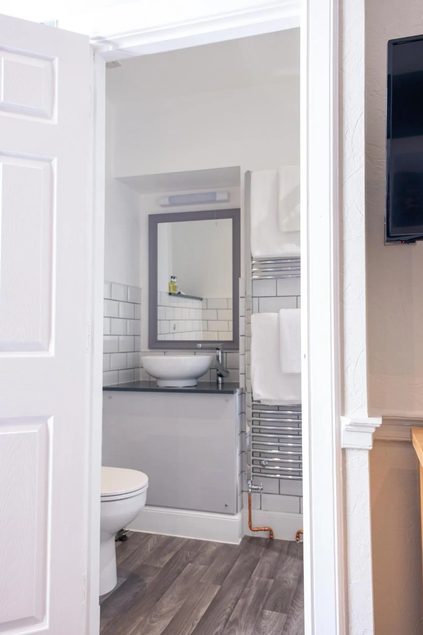 Bathroom in Glen Mhor Hotel at Uile-bheist 'Brewstillery'
