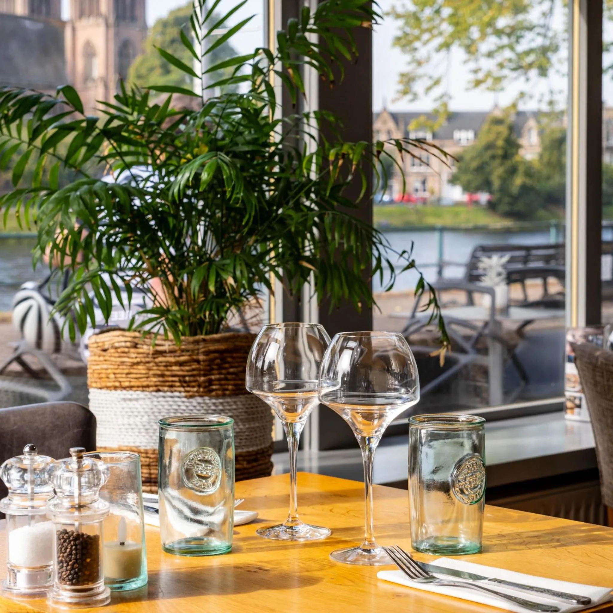 Restaurant/places to eat in Glen Mhor Hotel at Uile-bheist 'Brewstillery'