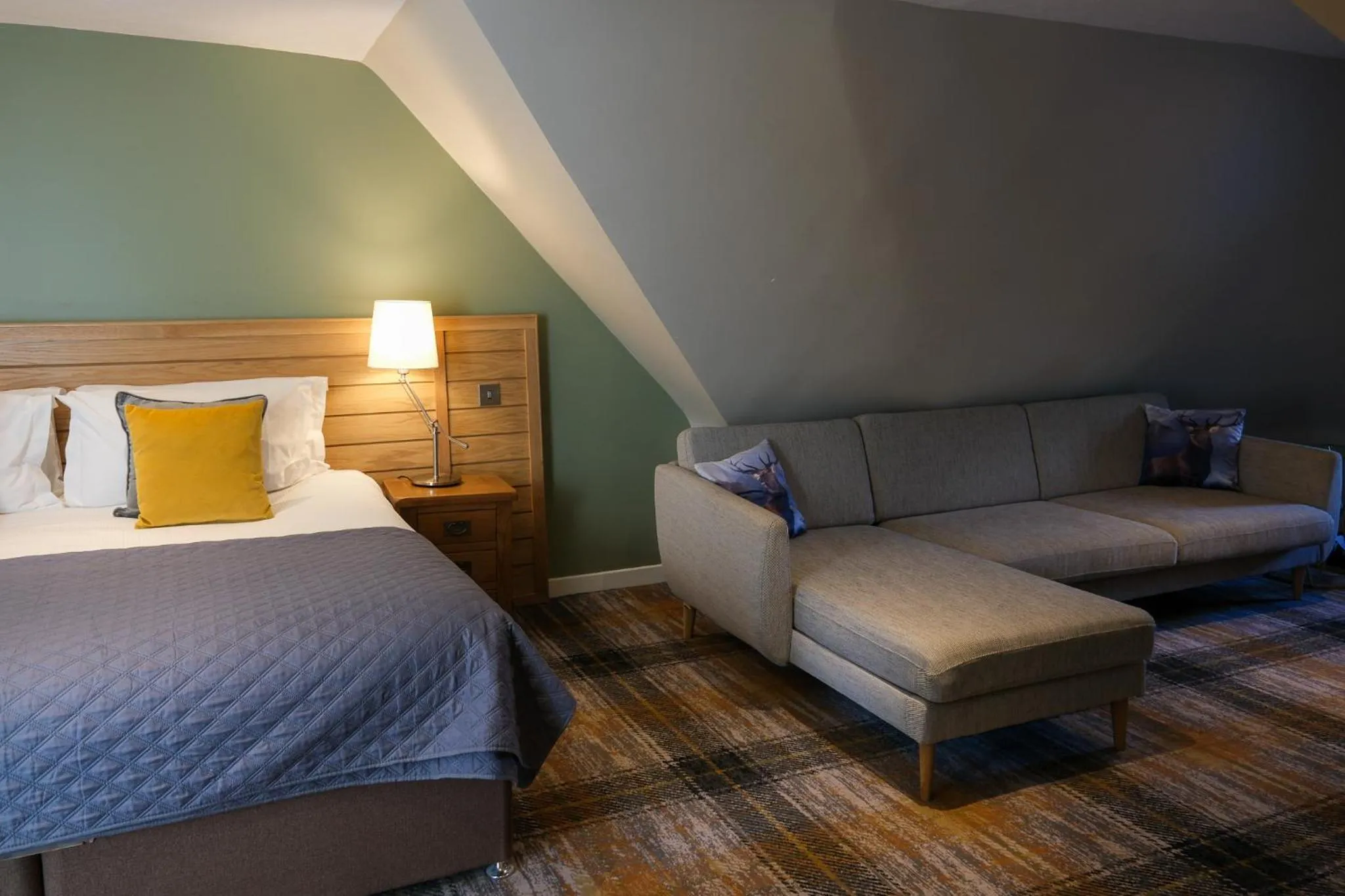 Bed in Glen Mhor Hotel at Uile-bheist 'Brewstillery'