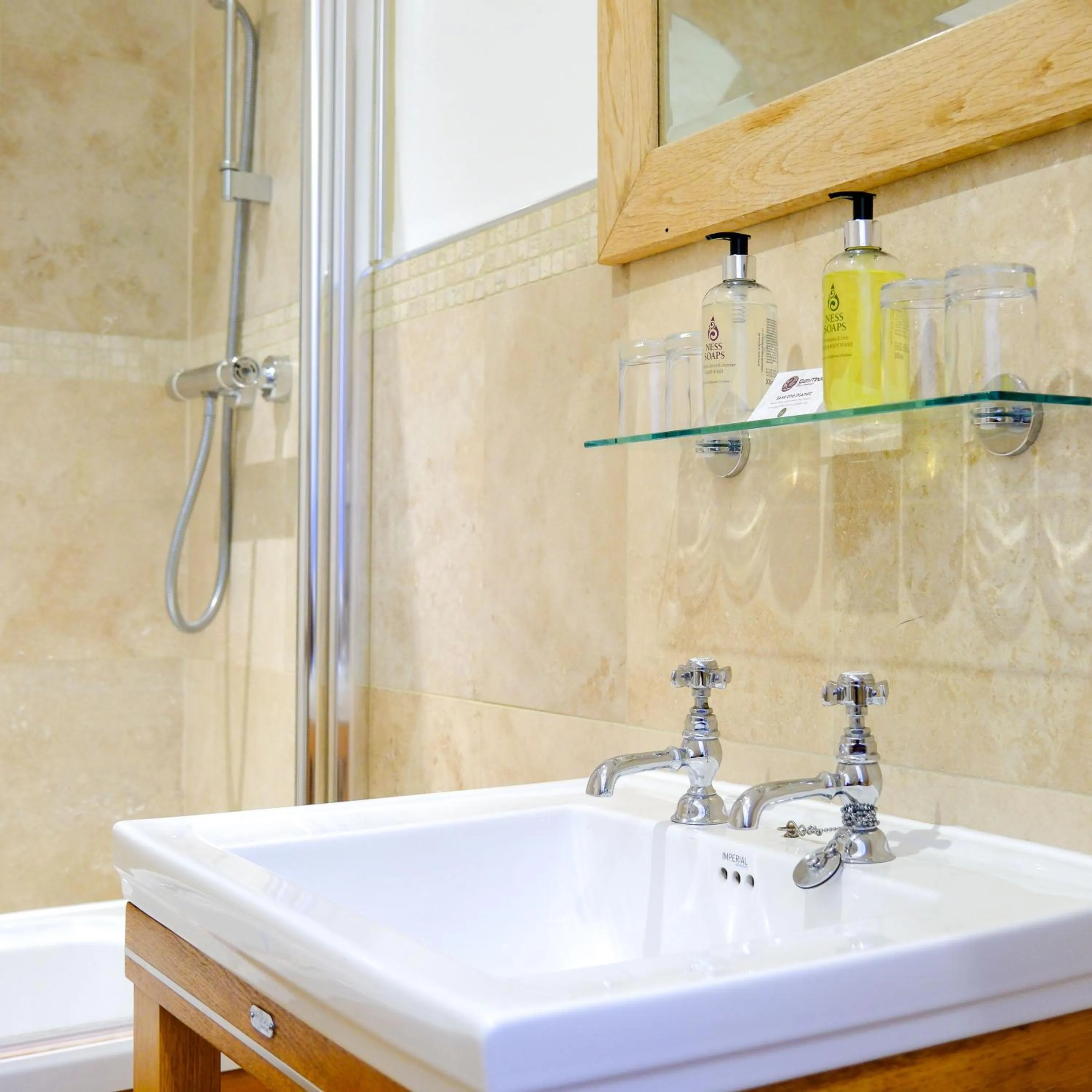 Shower in Glen Mhor Hotel at Uile-bheist 'Brewstillery'