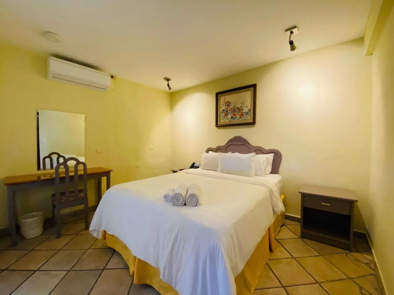 Photo of the whole room, Bed in Morrison Hotel San Salvador