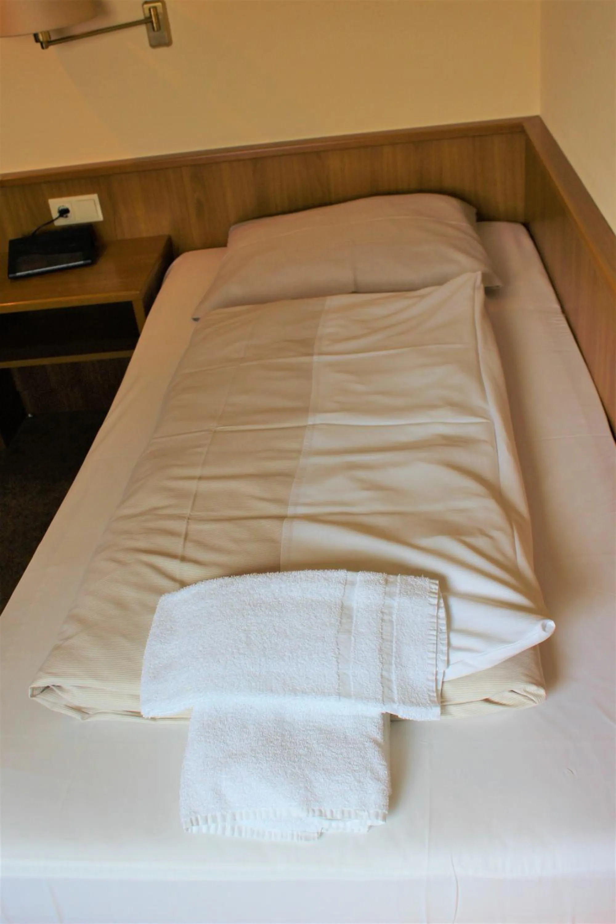 Bed in Hotel Alsterquelle 24h Check-in, Free Parking and WiFi