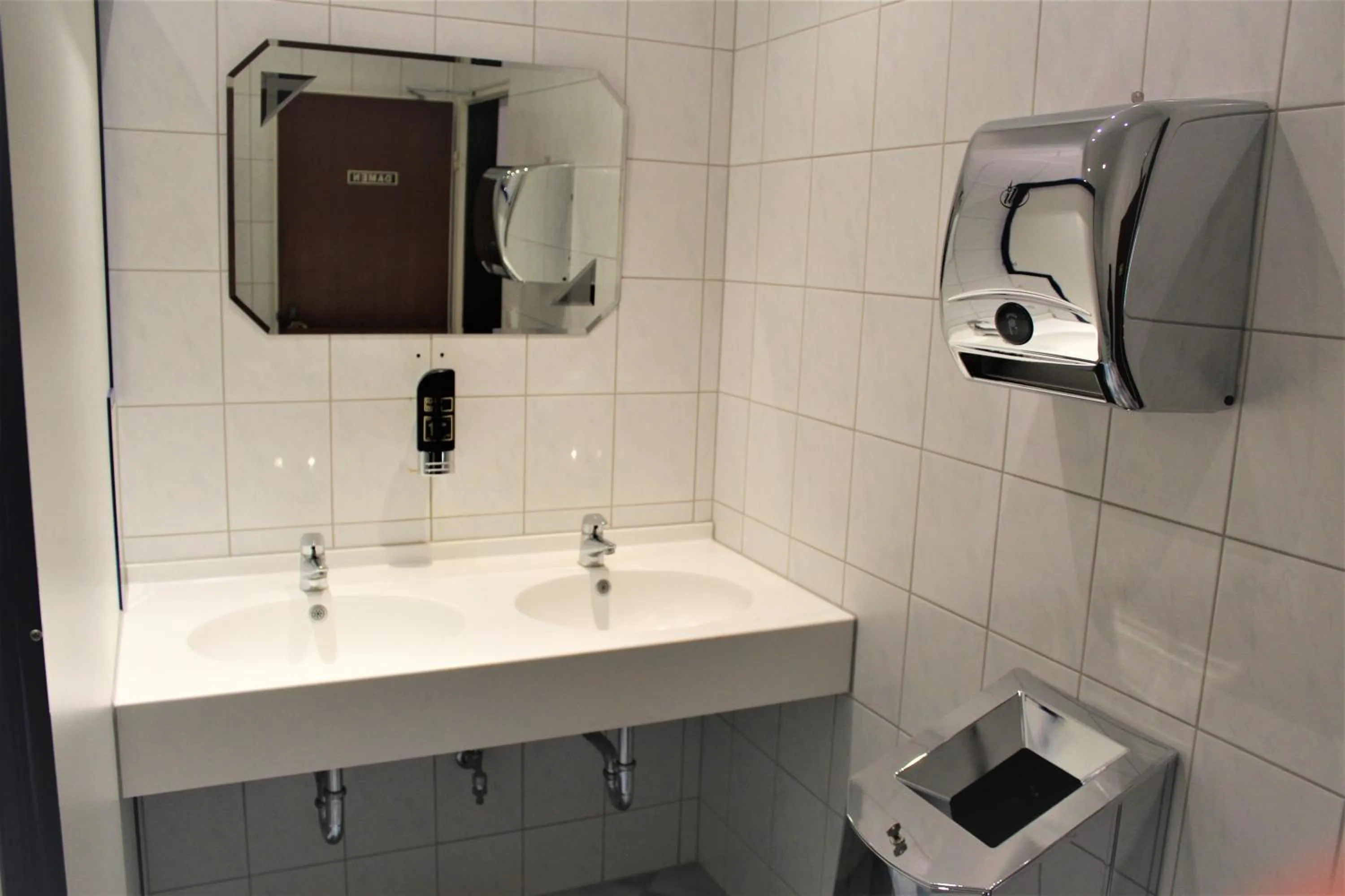 Bathroom in Hotel Alsterquelle 24h Check-in, Free Parking and WiFi