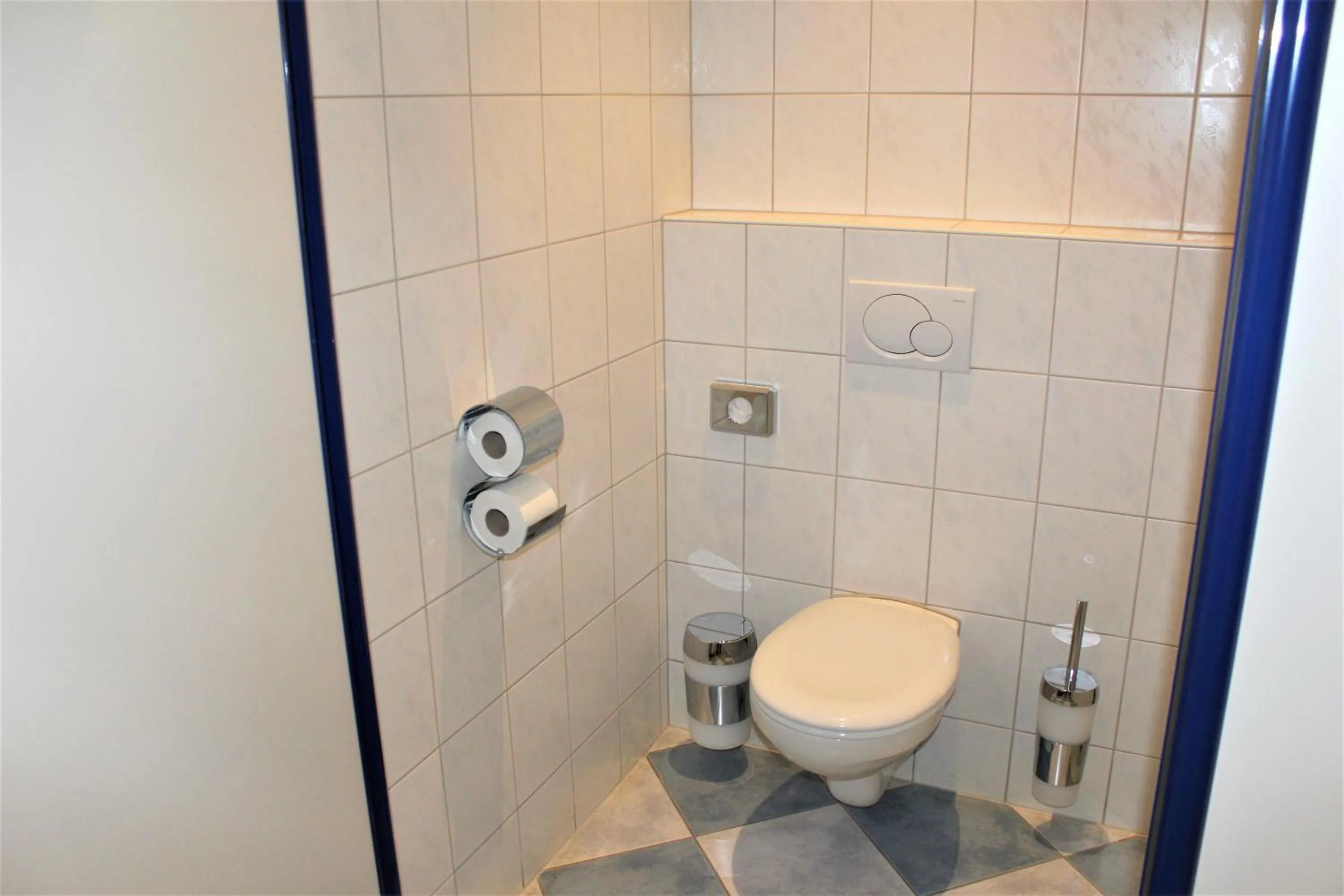 Toilet in Hotel Alsterquelle 24h Check-in, Free Parking and WiFi